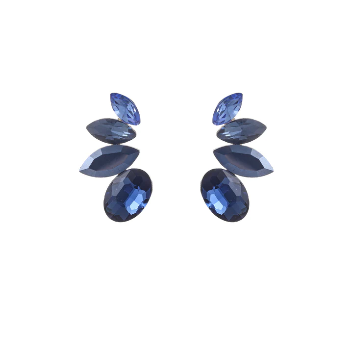 De Day & Eve oorstekers Half Flower Stone Stud in 14K goud met blauwe steen, modelnummer E55132-2. Ze voegen een elegante touch toe aan elke outfit. Ideaal voor zowel alledaagse als formele gelegenheden. Combineer ze met een eenvoudige halsketting voor een stijlvolle look.