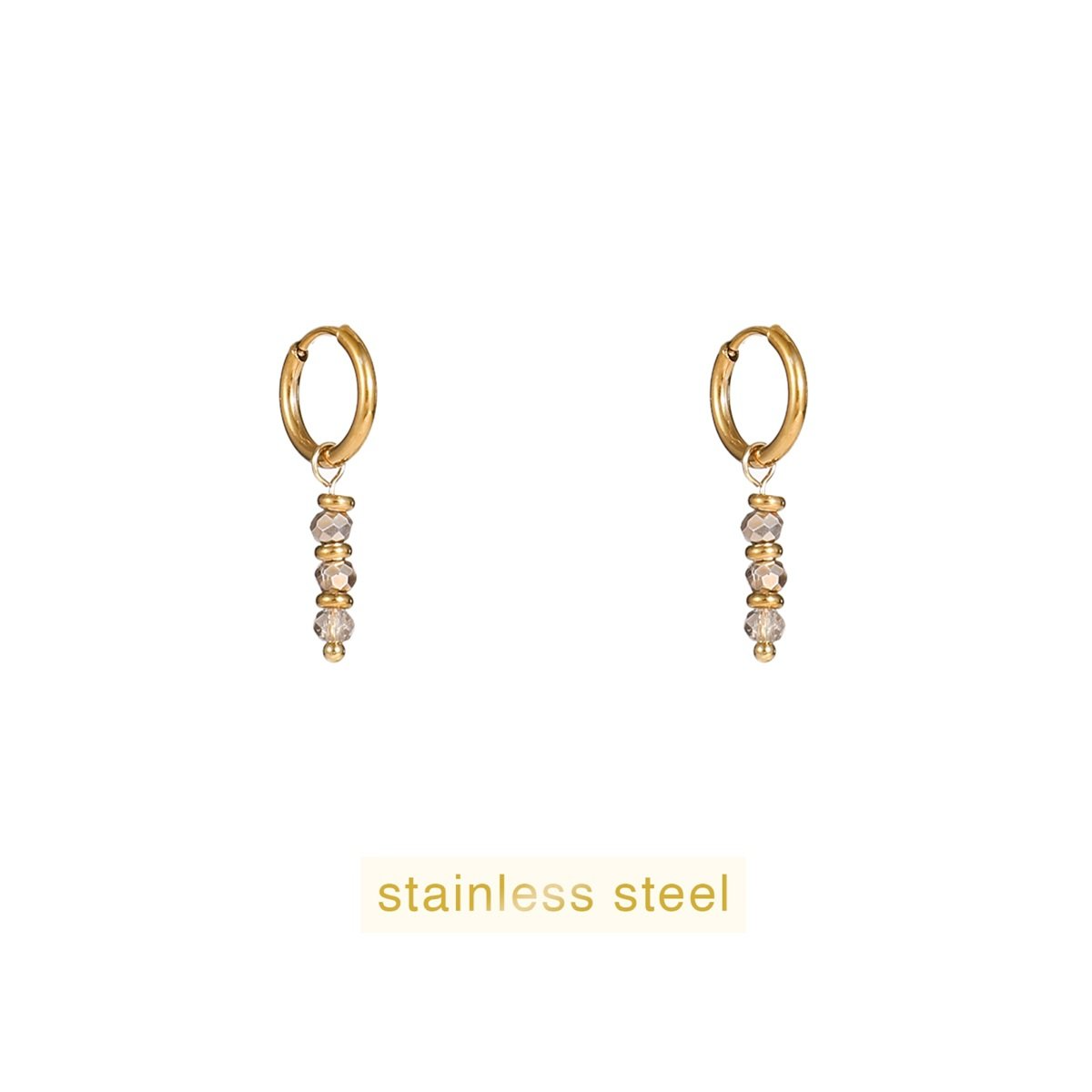 De Day & Eve oorringen Triple Bead Hoop - 14K goud, model E56143-3, zijn stijlvolle creool oorbellen, gekenmerkt door hun drievoudige kraaldetail. Perfect te combineren met zowel casual als formele outfits voor een verfijnde look. Draag ze solo voor een subtiele chic of samen met andere sieraden voor een statement.