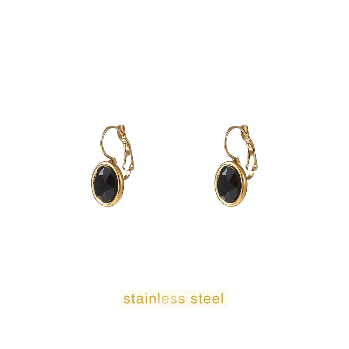 De Day & Eve oorringen French Hook Oval - 14K + zwart, modelnummer E56377-2, zijn elegante creolen met een zwarte afwerking. Perfect voor zowel casual als formele gelegenheden. Draag ze met opgestoken haar om de verfijnde vorm van de oorringen te benadrukken. Een tijdloze toevoeging aan elke sieradencollectie.
