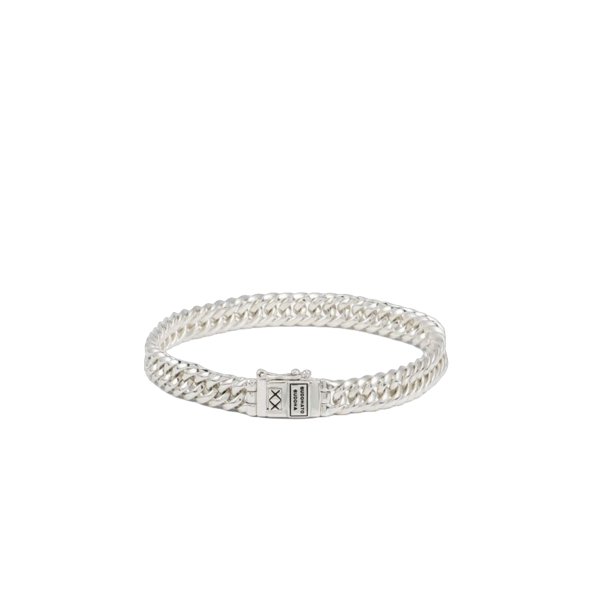 De Armband Chain Mini is een verfijnde en elegante versie van onze iconische Chain-collectie. Vervaardigd van gerecycled 925 sterling zilver, is elke schakel met de hand gemaakt en biedt het een subtiel en prachtig ontwerp. Hoewel kleiner van formaat, behoudt deze armband de stoere uitstraling en het vakmanschap dat Buddha to Buddha siert. Deze armband is handgemaakt in Zuidoost-Azië en is een tijdloos sieraad dat apart gedragen kan worden of in laagjes met andere sieraden.
