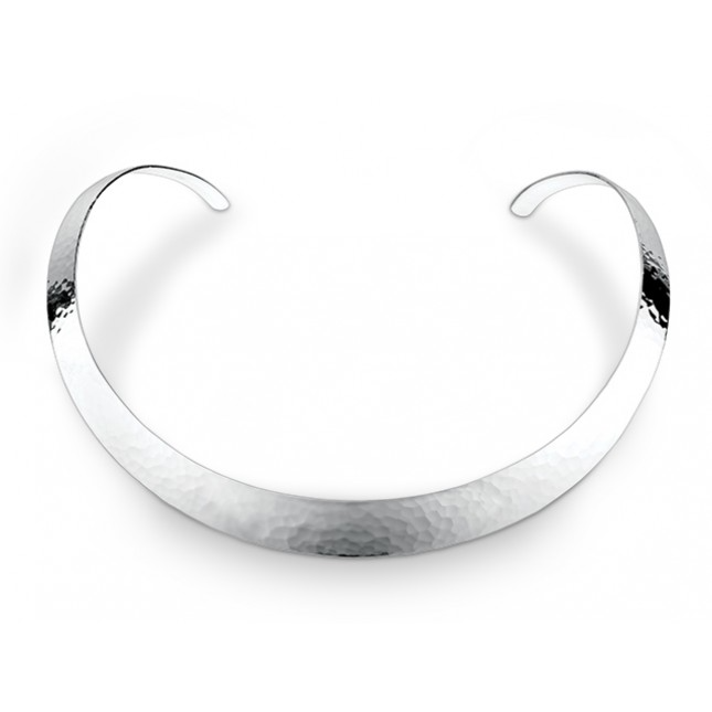 Een 925/1000 zilveren collier met hamerslag motief