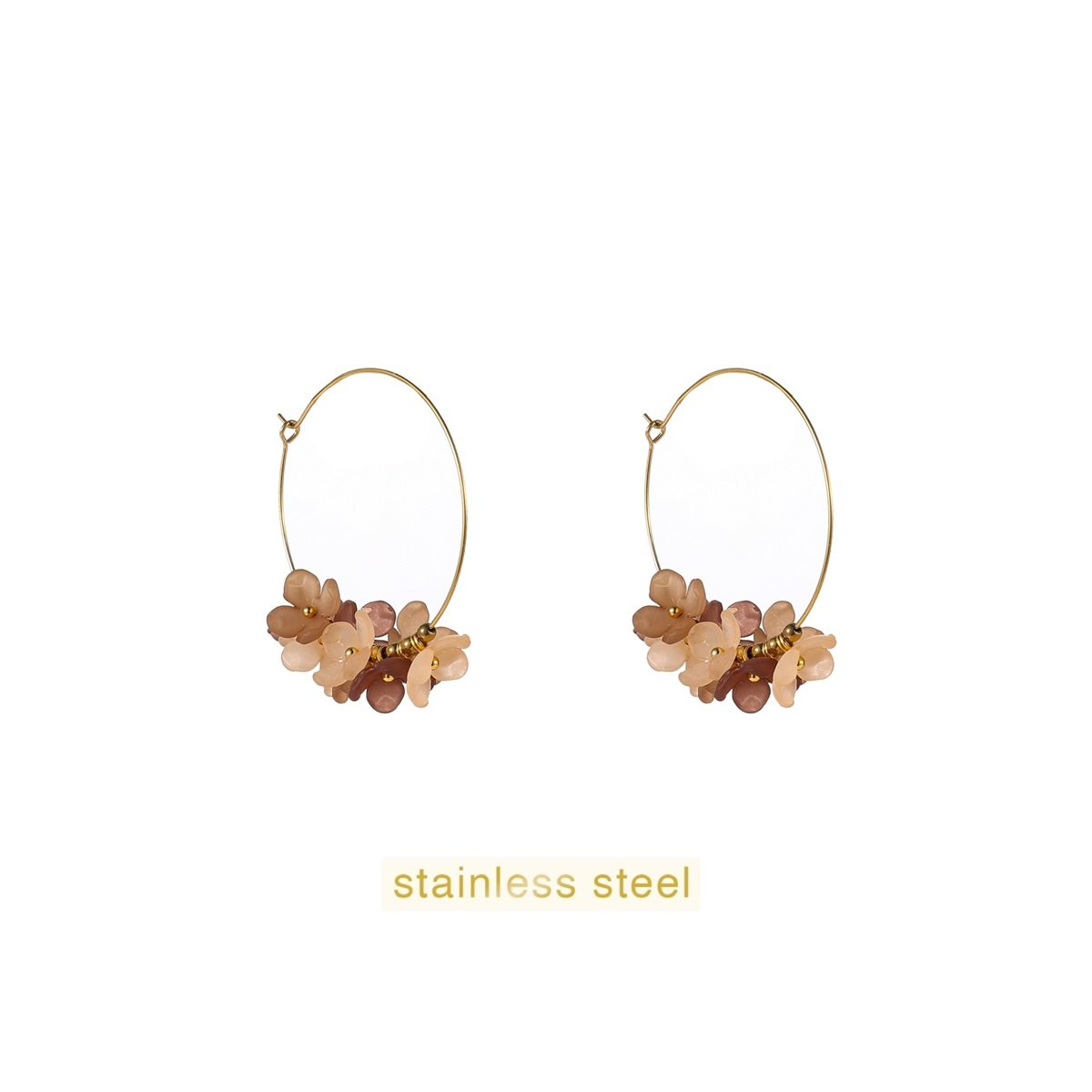 De Day & Eve oorringen Flower Hoop - 14K met modelnummer E56449-2 zijn prachtige creolen met een verfijnd bloemdesign. Gemaakt en afgewerkt in een elegante bruine tint. Deze juweeltjes voegen een vleugje verfijning toe aan elke outfit. Perfect voor zowel dagelijks gebruik als speciale gelegenheden. Draag ze solo voor een subtiele look, of combineer ze met andere sieraden.