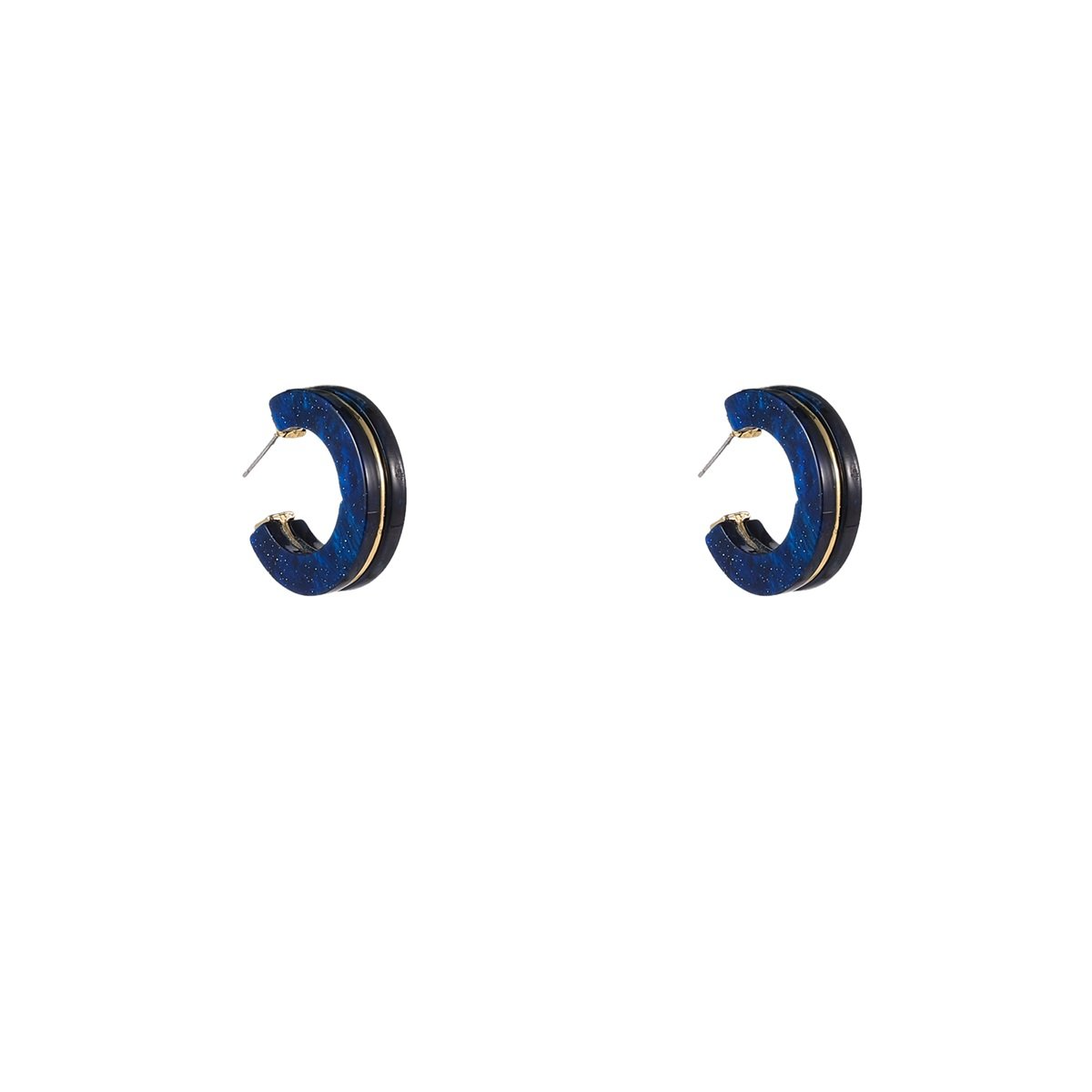 De Day & Eve oorstekers 2 Lines Earring - Blue E55016-5 zijn stijlvolle stud oorbellen met een prachtige blauwe afwerking. Hun subtiele en verfijnde ontwerp maakt ze perfect voor zowel dagelijks gebruik als speciale gelegenheden. Het beste te dragen met je haar omhoog voor een elegante uitstraling. Ideaal om je look een vleugje kleur te geven.