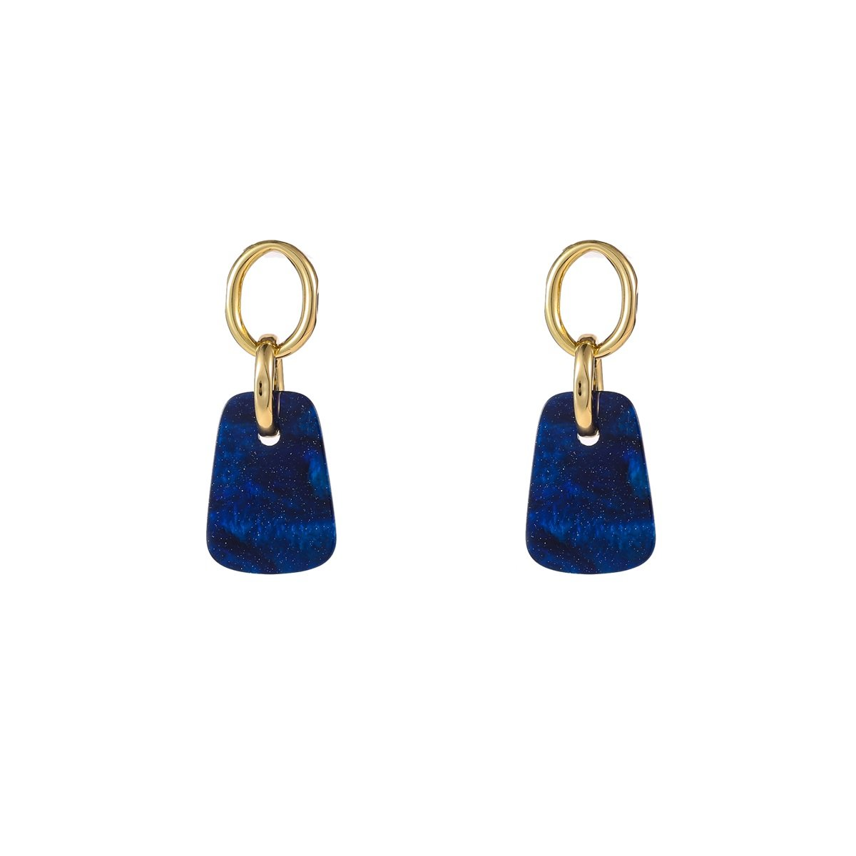 De Day & Eve oorstekers Square Dangle - Blue E55020-5 zijn elegante en stijlvolle stud oorbellen die een vleugje verfijning toevoegen aan elke outfit. Met hun unieke vierkante ontwerp en opvallende blauwe kleur, zijn ze perfect voor zowel dagelijkse als avondkleding. Combineer met een chique jurk of een casual blouse voor een modieuze uitstraling.