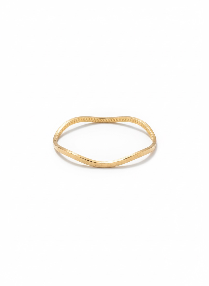 De 14k gouden organisch gevormde bangle met modelnummer JRS-27 heeft de volgende eigenschappen: gemaakt van 14-karaats goud, glanzend en nieuw, met een diameter van 60 mm en een maat van 170. Draag deze elegante armband solo voor een subtiele, chique uitstraling of combineer hem met andere bangles voor een trendy, gelaagde look.