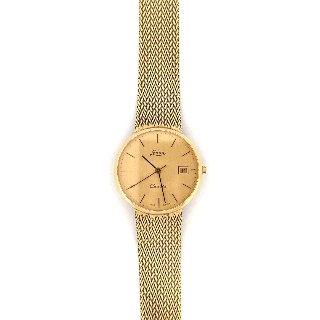 De Lessa Gouden Horloge, is een elegant horloge met een 35mm kast van goud en een bezel ontwerp. De band is van echt goud in een goudkleur. Het horloge heeft een datumfunctie. Draag het bij formele gelegenheden voor een verfijnde uitstraling. Perfect om te combineren met gouden sieraden voor een luxueuze look.