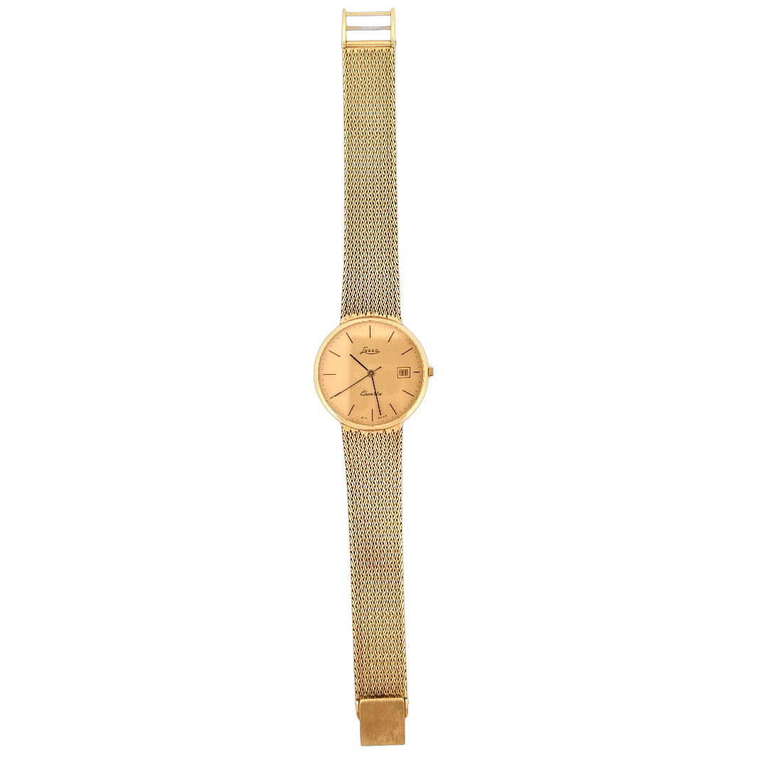De Lessa Gouden Horloge, is een elegant horloge met een 35mm kast van goud en een bezel ontwerp. De band is van echt goud in een goudkleur. Het horloge heeft een datumfunctie. Draag het bij formele gelegenheden voor een verfijnde uitstraling. Perfect om te combineren met gouden sieraden voor een luxueuze look.