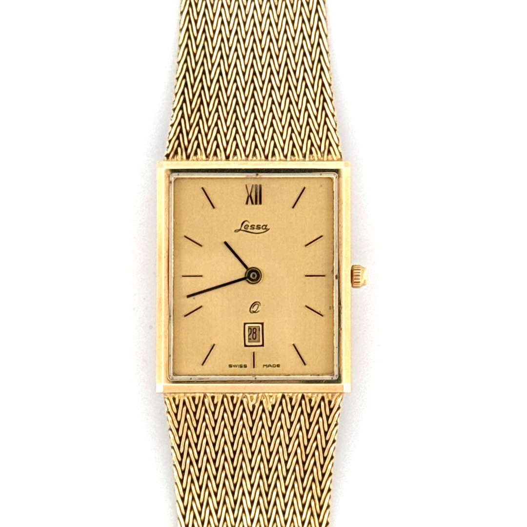 De Lessa Horloge 507 1303-22 is een elegante damespolshorloge met een tijdloze uitstraling. Met een formaat van 29 mm heeft het een goudkleurige armband van echt goud en een gouden horlogekast. Voorzien van een datumfunctie, combineert het functionaliteit met luxe. Draag dit uurwerk bij formele of feestelijke gelegenheden voor een verfijnde look.