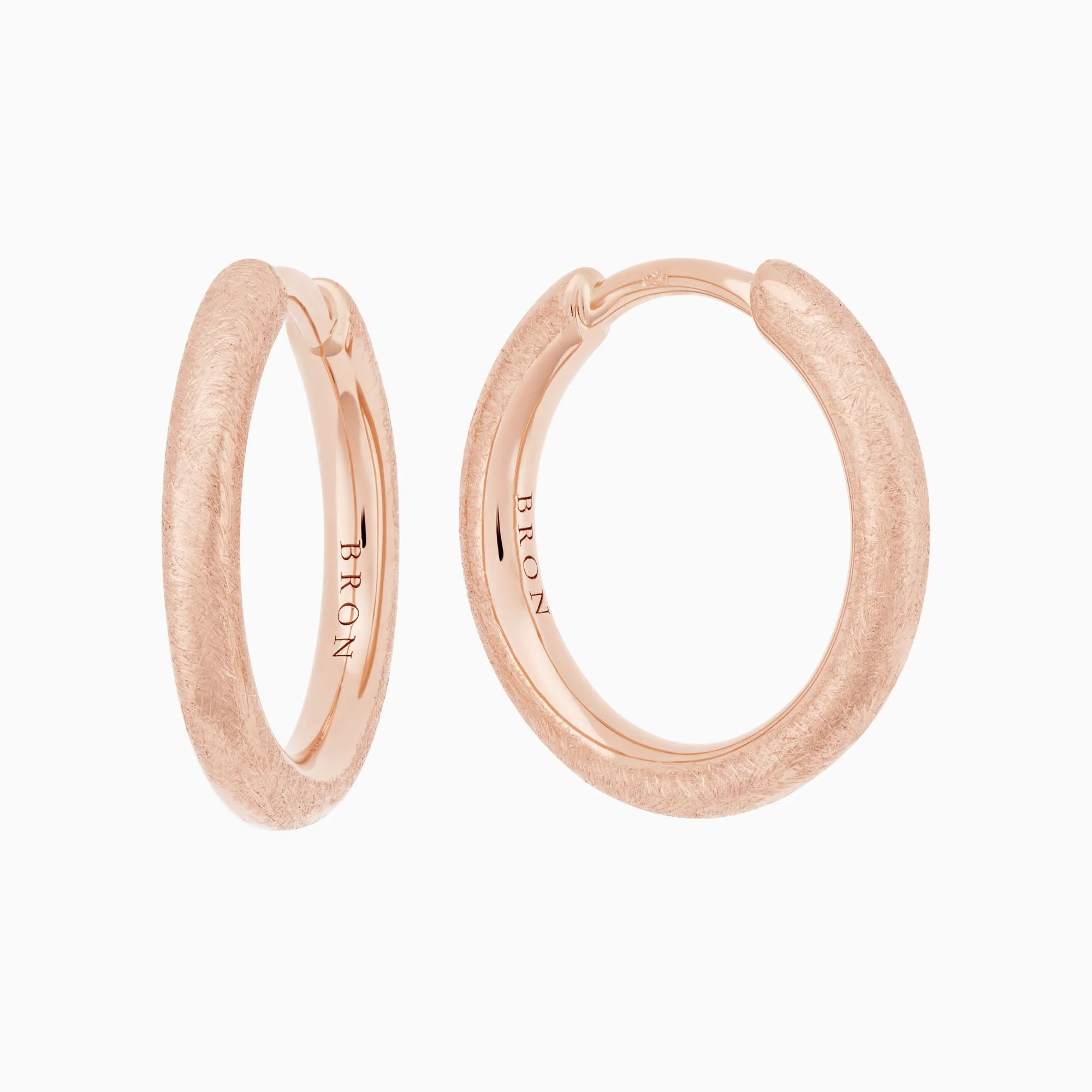 Deze oorringen uit de Lux collectie zijn vervaardigd uit 18-karaats roségoud met een gesatineerde afwerking, perfect als subtiel en veelzijdig sieraad met referentienummer 7OR477916M.
