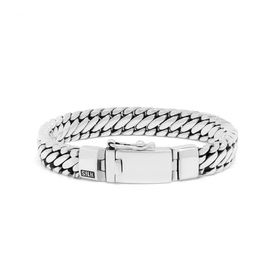 SILK onderscheidt zich met haar puur traditioneel vakmanschap en een verfrissend rebelse uitstraling. Hét eigenzinnige zilver merk heeft een zeer uitgebreide collectie handgemaakte sterling zilveren sieraden, al dan niet gecombineerd met leer. De SILK zilver collectie staat bekend om haar massieve karakter, tijdloze stoere designs en verfijnde afwerking. In het SILK productie atelier in Bali worden de zilversmeden opgeleid om de sieraden met veel precisie en aandacht voor detail te kunnen maken. SILK Jewellery handelt hierbij met een sterke Fair Trade gedachte, er wordt onder zeer goede omstandigheden tegen een vast en eerlijk salaris gewerkt, wat ze zo een grotere zekerheid voor de toekomst geeft. SILK wil zo een zinvolle eerlijke bijdrage leveren aan het land van herkomst. Ontdek de nieuwste toevoeging aan de populaire Bold-collectie: de brede 695 Bold armband van SILK. Deze stoere armband, vervaardigd van hoogwaardig 925 sterling zilver, kenmerkt zich door een prachtige in elkaar geweven structuur die elegant rond de pols valt. Wat deze armband extra bijzonder maakt, is de mogelijkheid tot graveren op het bakslot, waardoor je een persoonlijk tintje kunt toevoegen aan dit stijlvolle sieraad. 