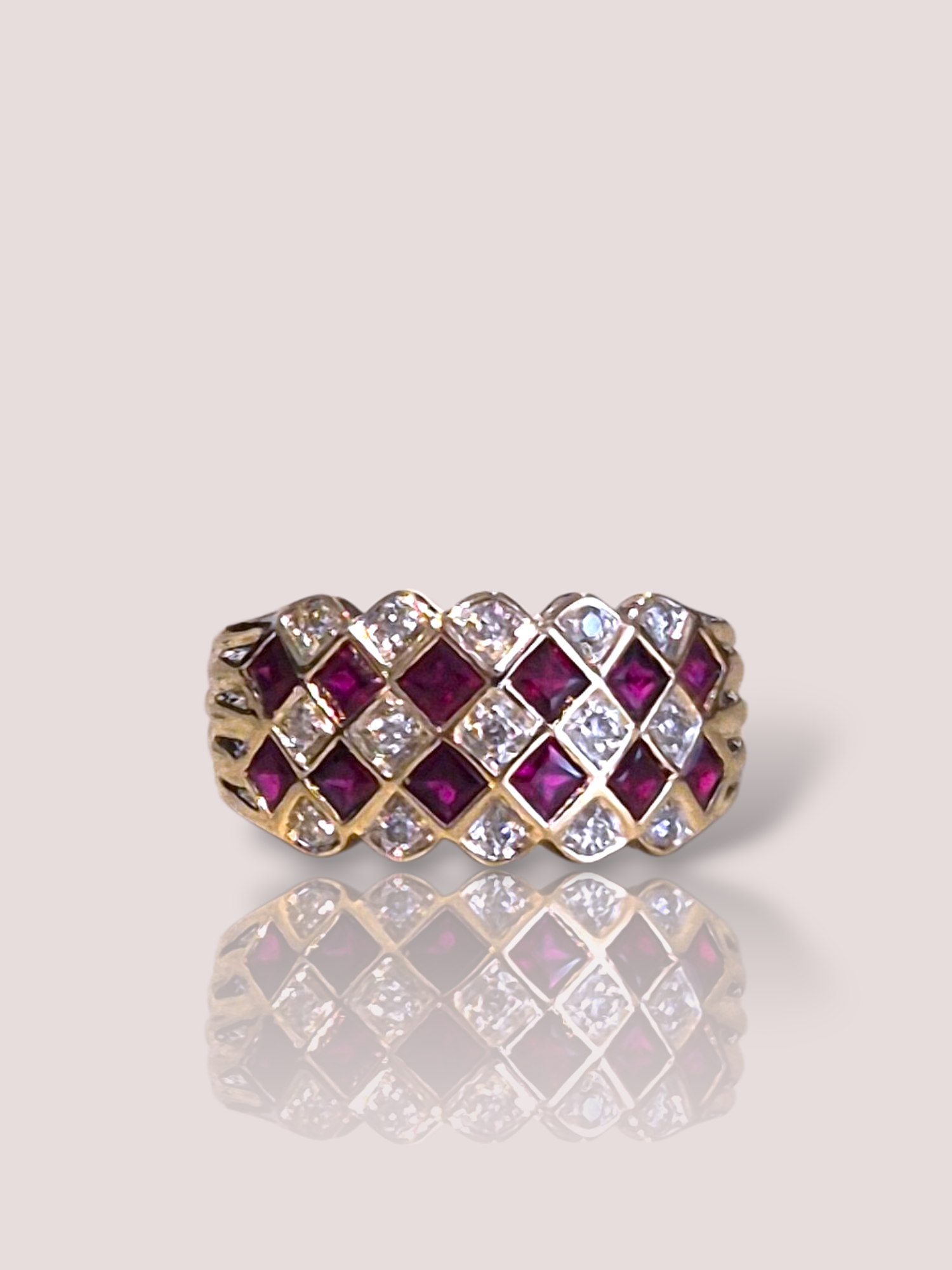 Deze Vintage 18k geelgouden ring beschikt over diamanten en een robijn. Het is een sierlijk sieraad dat elegantie en verfijning uitstraalt. Draag deze ring als een opvallend stuk op zichzelf of combineer subtiel met andere sieraden voor een complete look. Perfect voor speciale gelegenheden of als verlovingsring. 

De ring bevat 15 briljant geslepen diamanten van elk 0,015ct, daarnaast bevat de ring no 12 princess cut geslepen robijnen.
