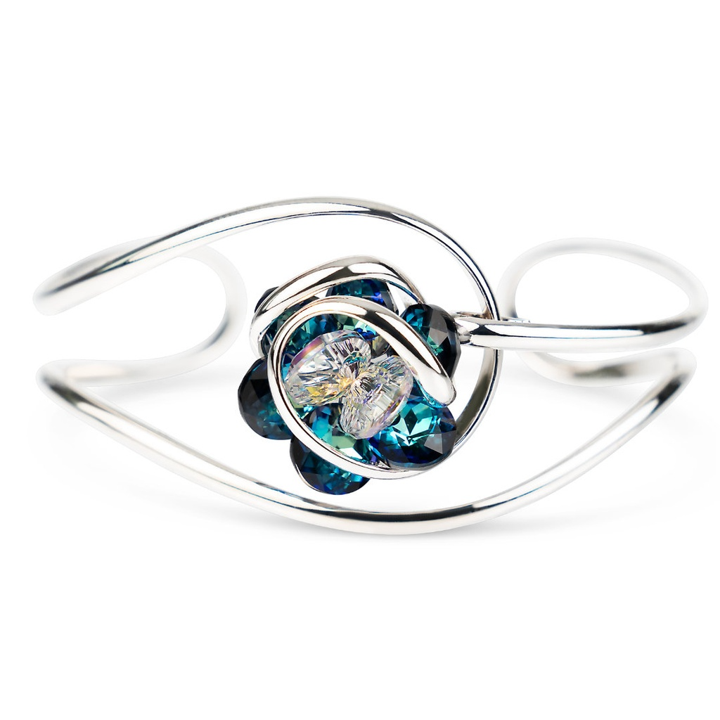 De sieraden van Andrea Marazzini worden ontworpen en handgemaakt in Italië. Dit sieraad is gemaakt van gerhodineerd metaal in combinatie met een iriserend blauwe en transparante kristallen van hoge kwaliteit. Het materiaal is hypoallergeen en nikkelvrij. Ieder Andrea Marazzini sieraad is uniek en een schoonheid voor het oog. 
