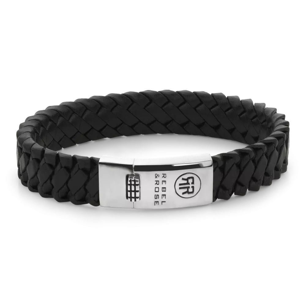 De Braided Apollo armband van Rebel and Rose is 12 mm breed en handgemaakt, met volledig zilveren sluiting. Het zwarte leer is met veel zorg en vakmanschap gelooid door de ambachtslieden van Rebel and Rose. Prachtig rundleer dat mooier en soepeler wordt naarmate je het langer draagt. Ze doen het perfect in combinatie met onze Sterling Zilveren armbanden, ringen en kralen armbanden.