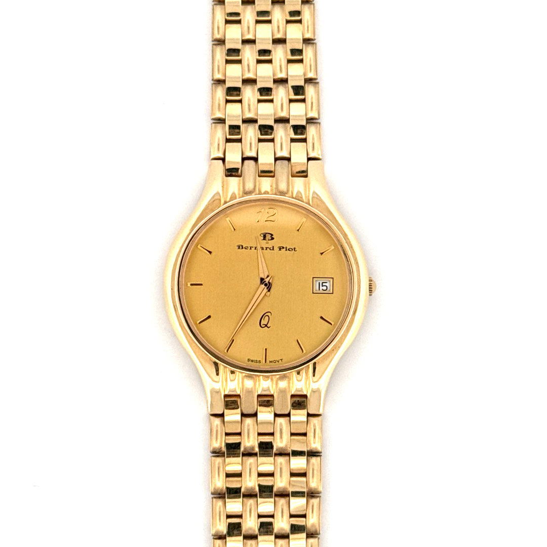 De Bernard Piot Horloge in 14k geelgoud is een elegante polshorloge met een kast van goud en een goudkleurige band van echt goud. Het heeft een analoge weergave, een datumaanduiding, en is voorzien van Zwitserse kwartstechnologie. Met een ronde kast en een kristallen glas is het perfect om zowel formeel als casual te dragen.