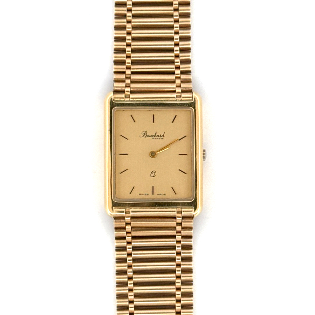 De Bouchard Genevé Horloge 14krt Geelgoud is een luxe polshorloge met een rechthoekige, goudkleurige kast van echt goud en een kristallen glasplaat. De analoge wijzerplaat heeft een goudkleurig streeppatroon, zonder datumaanduiding. Ideaal voor formele gelegenheden waarbij u een verfijnde en elegante uitstraling wilt.

Beste manier om te dragen: Dit horloge is perfect voor formele gelegenheden of exclusieve bijeenkomsten, waar het een vleugje luxe en stijl toevoegt aan uw outfit. Combineer het met een op maat gemaakt pak voor de ultieme verfijnde look.