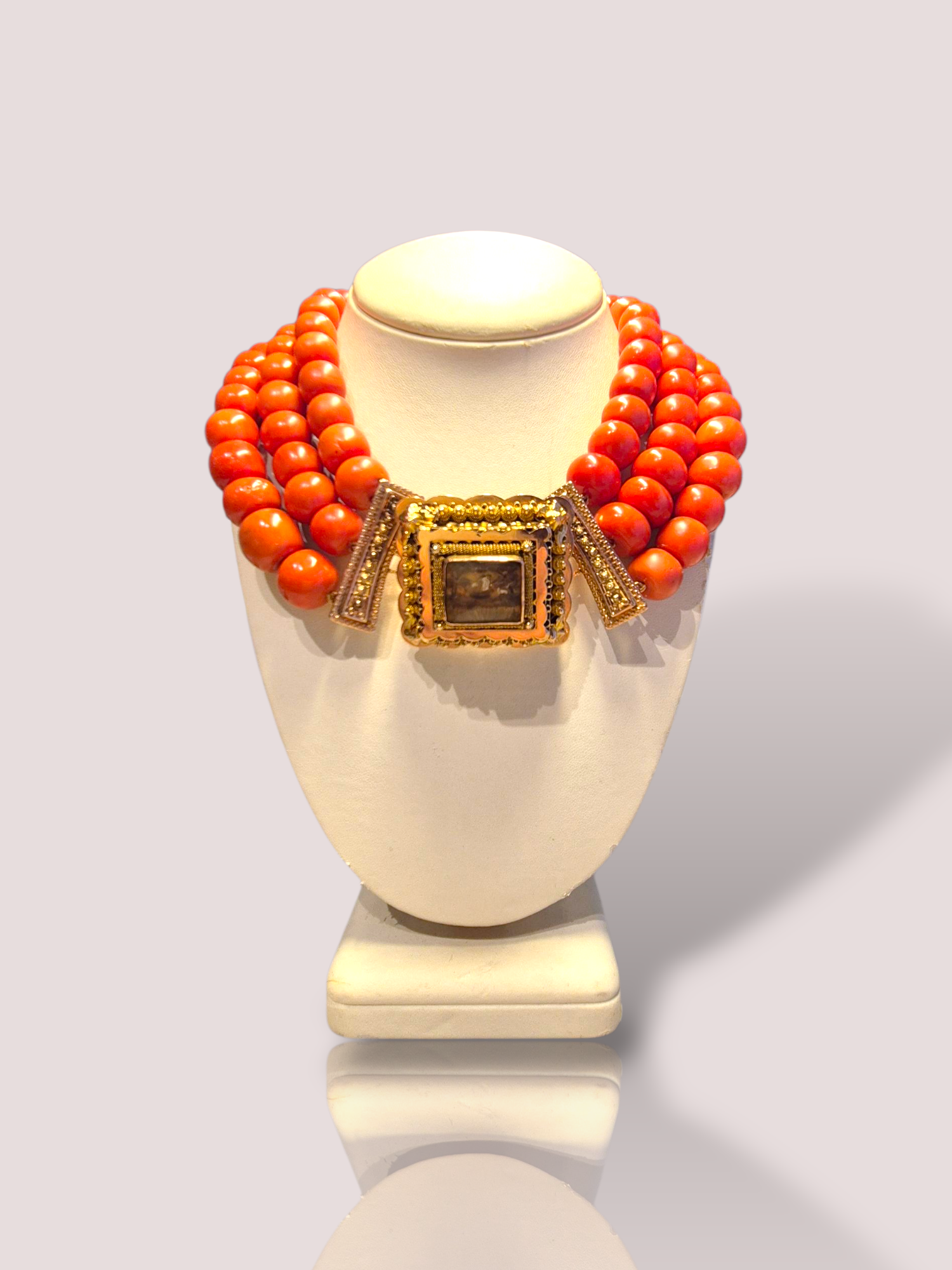 Prachtig, en uniek 3-rijig Volendam bloedkoralen collier met 14 karaat gouden sluiting met bootjes afbeelding Volendam. Het collier dateert uit rond 1950 en is zeer kenmerkend voor die tijd.

Het collier bevat 3 Strengen kaasvormige bloedkoralen kralen: 1 streng met 37 kralen, 1 met 34 kralen en 1 met 28 kralen, in totaal 99 bloedkoralen. De diameter van de kralen varieert tussen de 12,6 mm - 13,5 mm.

Het collier heeft aan weerszijden een 14 karaat gouden sluiting, welke met haakjes aan het eveneens 14k gouden slot met bootjesafbeelding is wordt bevestigd. Het gouden slot is fraai bewerkt met filligrainwerk en op de hoeken engelenkopjes. 

De staat van zowel de bloedkoralen als het goud is uitstekend! In totaal weegt het collier zonder slot 336 gram.

