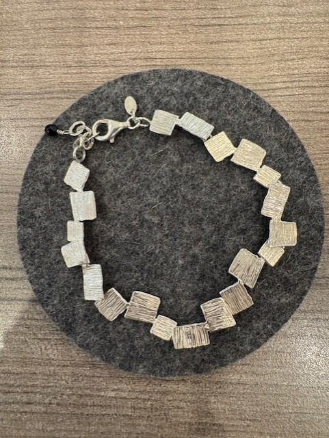 Zilveren armband met vierkante blokjes hamerslag