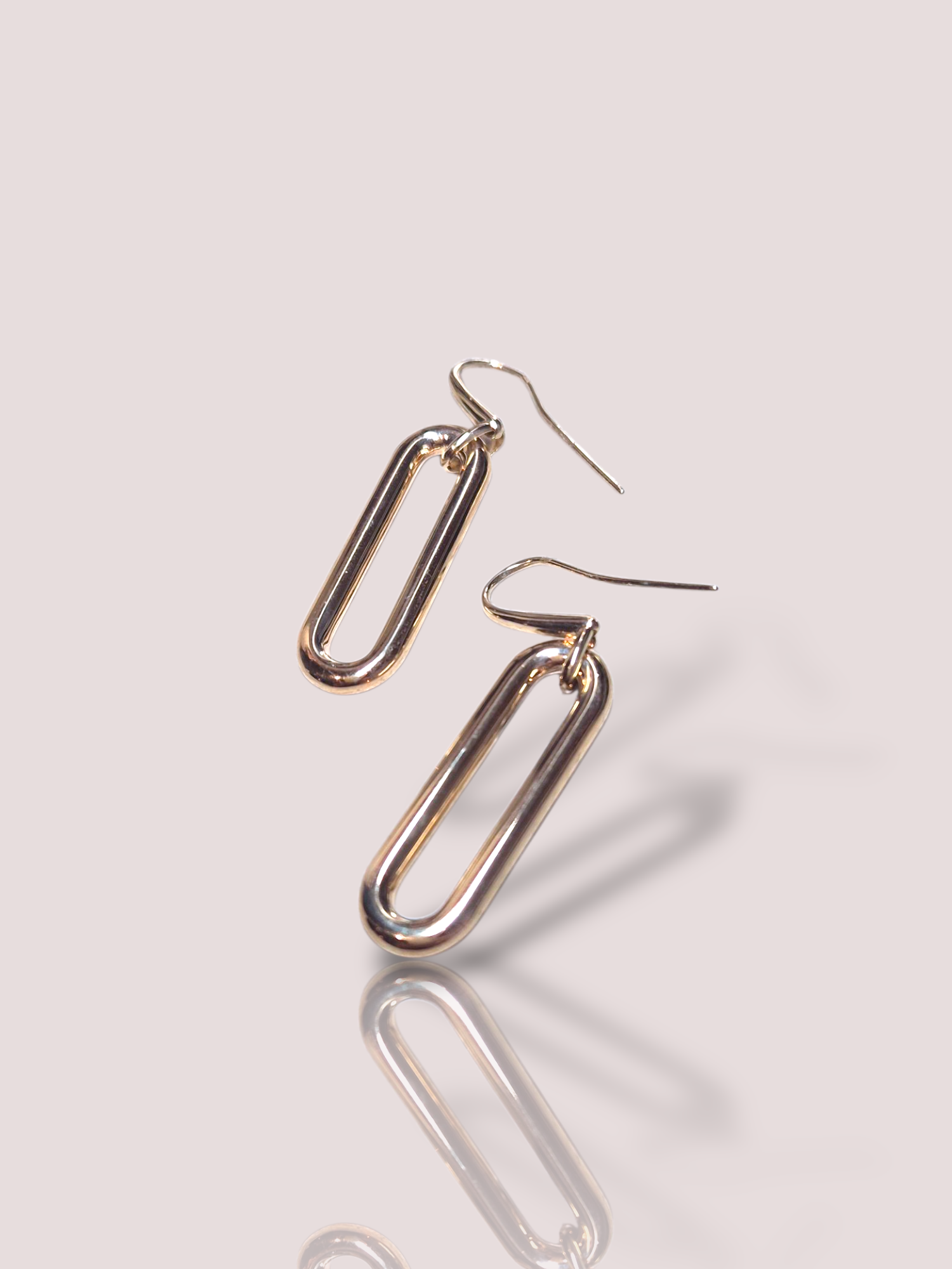 De Paperclip Oorbellen, zijn stijlvolle hoepel oorbellen van ongekend merk. Ze zijn gemaakt van 14-karaats geelgoud en hebben een unieke fantasievorm. Perfect voor zowel dagelijks gebruik als speciale gelegenheden. Combineer elegant met opgestoken haar voor een verfijnde uitstraling. Voeg een gouden ketting toe voor een complete, chique look.

De oorbellen zijn 5 cm lang.