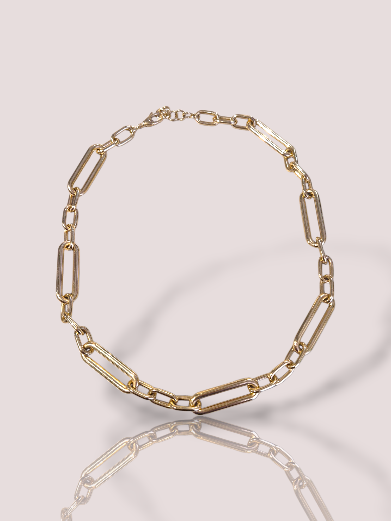 Het House of Bruens 14k geel gouden paperclip collier is een elegant collier in de categorie sieraden. Het is gemaakt van 14 karaat geelgoud en heeft een modern paperclipontwerp. Draag dit collier solo voor een subtiele look of combineer met andere kettingen voor een modieuze, gelaagde stijl.

Bij dit collier hebben wij ook een bijpassende armband en oorbellen om je look compleet te maken. 