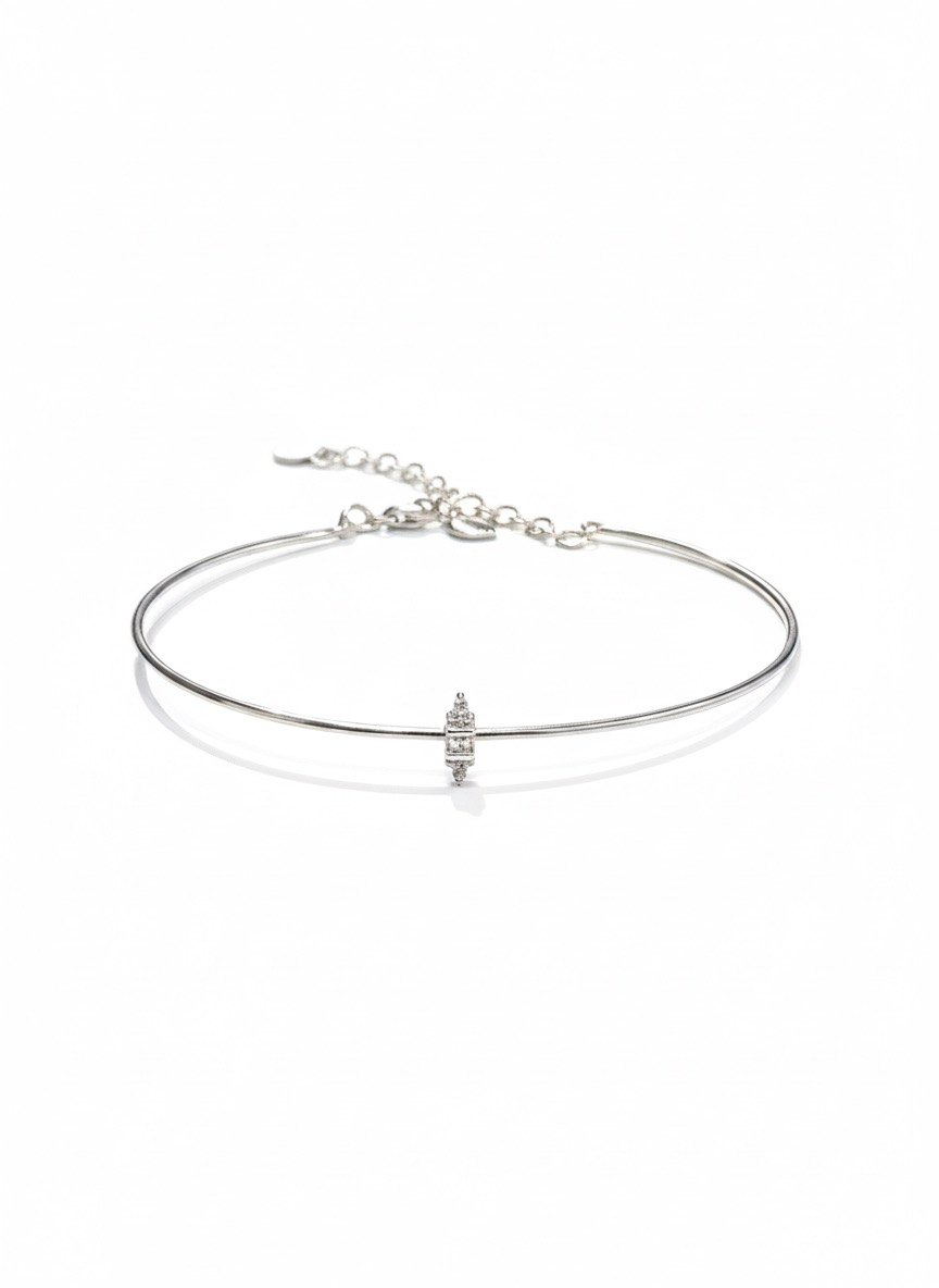 Deze prachtige 14k witgouden bangle met briljant geslepen diamanten (model P00006302) is een elegante toevoeging aan elke sieradencollectie. De armband heeft een formaat van 175 mm en is gemaakt van 14 karaat witgoud, met fonkelende SI1 diamanten van 0.09 karaat. Perfect om te dragen als een verfijnde finishing touch bij elke chique gelegenheid.