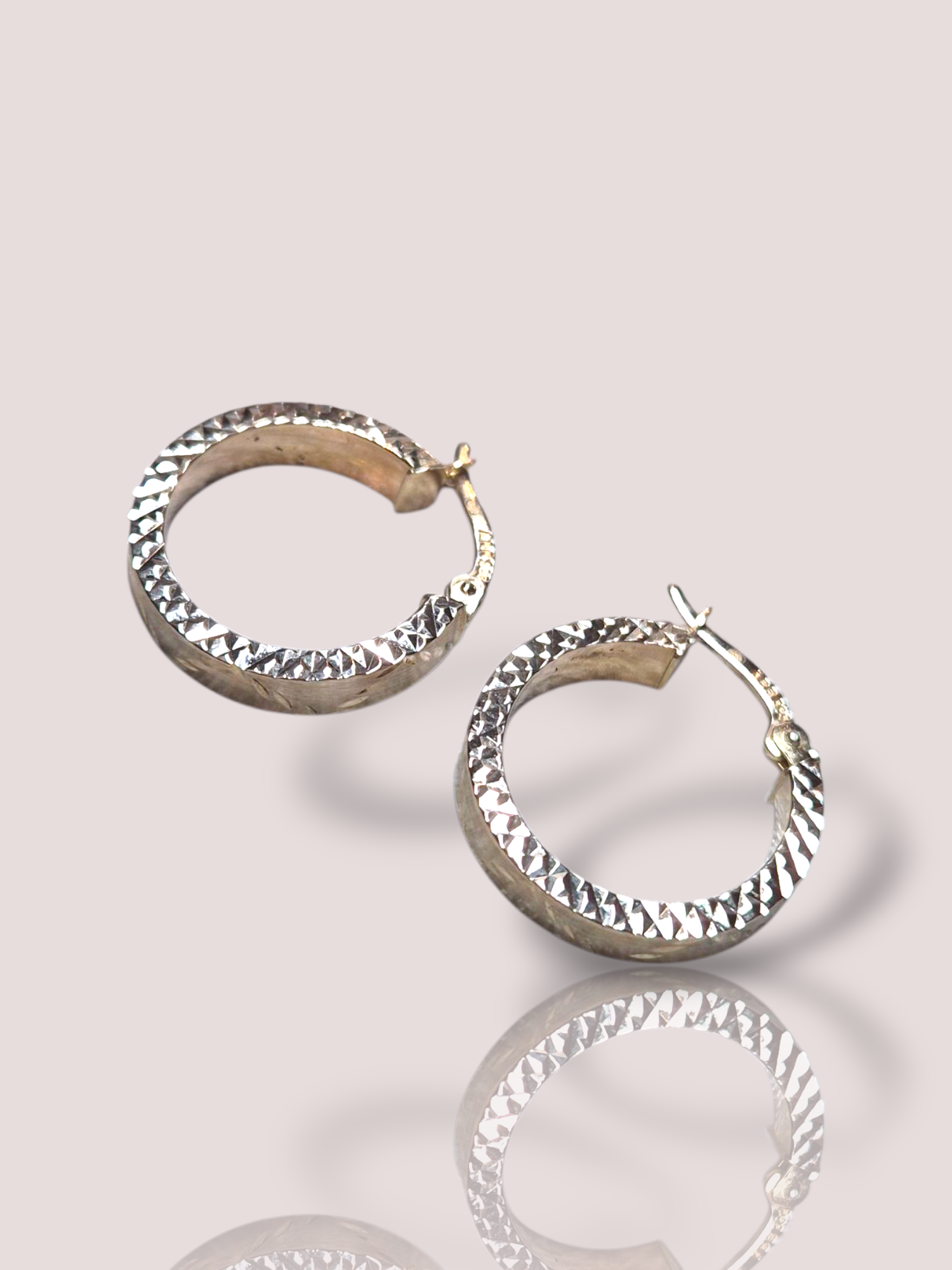 De Vintage 14k geel gouden bewerkte creolen zijn verfijnde juwelen met een tijdloze uitstraling. Ze zijn gemaakt van hoogwaardig 14 karaat geel goud en kenmerken zich door een gedetailleerd bewerkt ontwerp. Deze creolen passen perfect bij zowel casual als formele outfits en voegen een vleugje elegantie toe aan elke look. Ideaal voor dagelijks gebruik.

De doorsnede van de creolen is 2 cm en de breedte 4 mm.