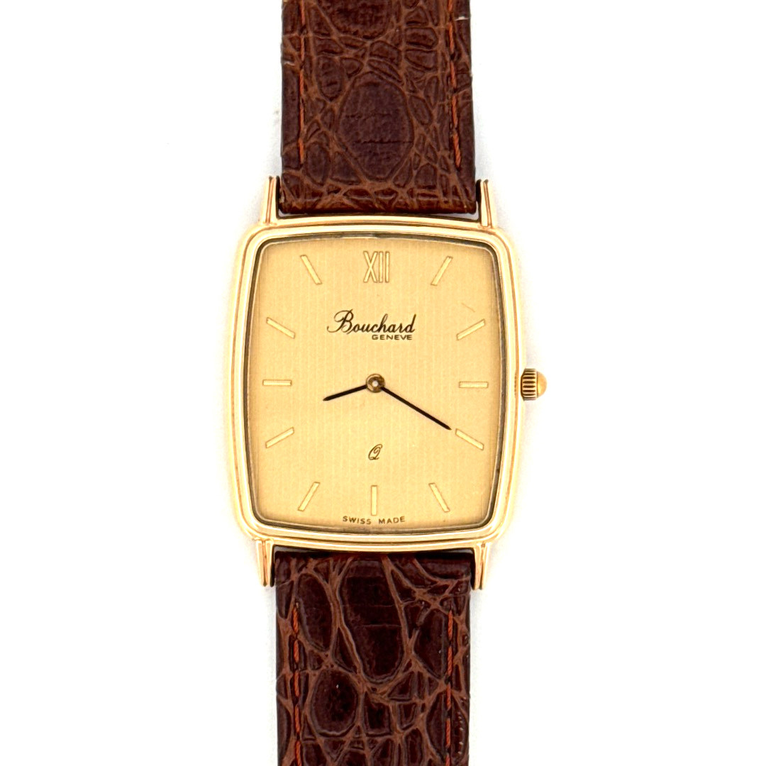 De Bouchard Geneve Horloge 14krt Geelgoud, is een elegante polshorloge met een rechthoekige gouden kast en bruin leren band. Voorzien van een Zwitsers quartz uurwerk en een gouden wijzerplaat met Romeinse cijfers. Deze luxe, analoge horloge zonder datumfunctie is nieuw en ideaal voor formele gelegenheden. Draag hem met een chique outfit voor extra verfijning.