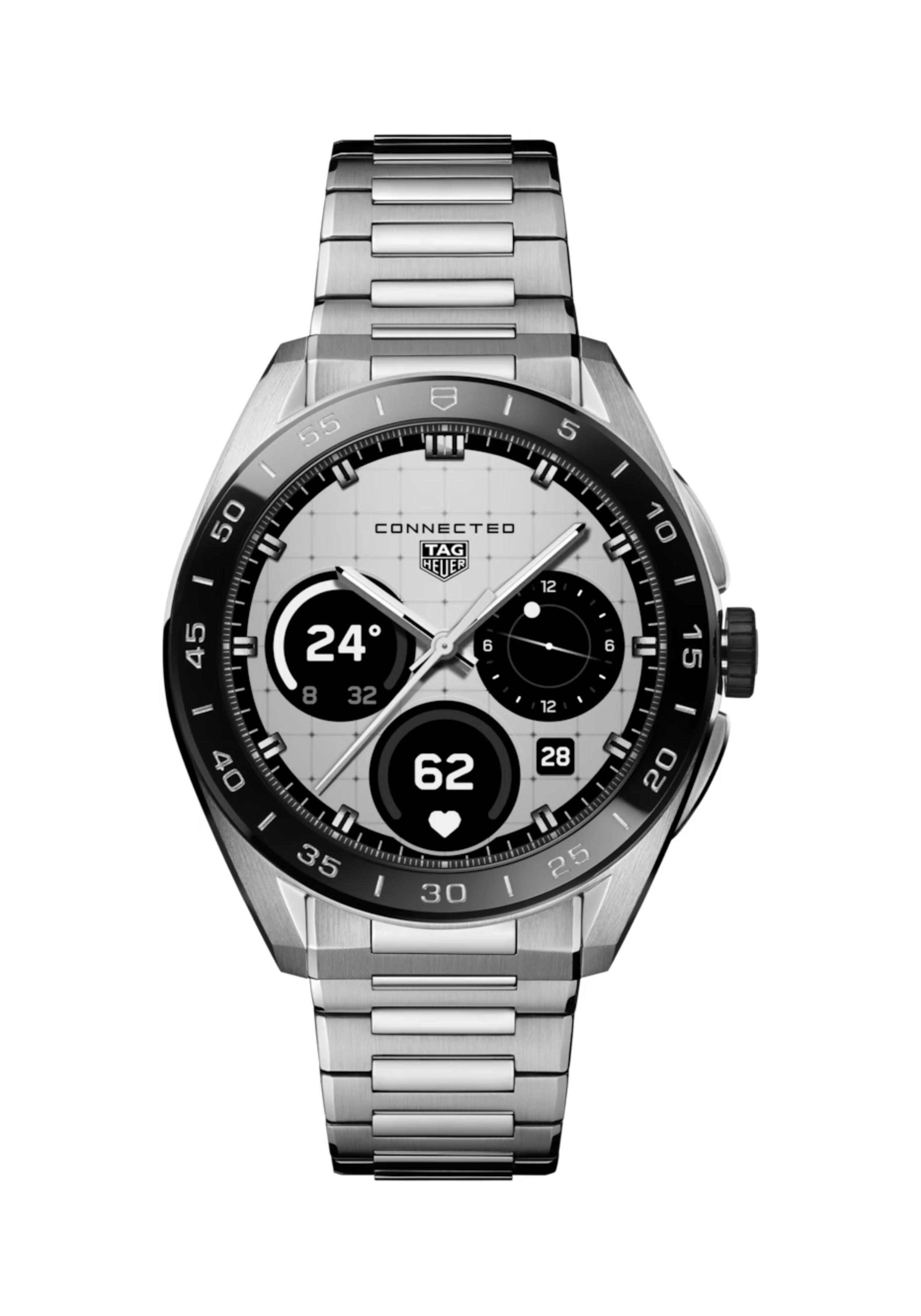 Deze TAG Heuer smartwatch behoort tot de Connected Calibre E5 collectie.
Referentienummer: SBT8A10.BA003

De TAG Heuer Connected Calibre E5 combineert naadloos het horlogemakersvakmanschap en de avant-gardistische geest van het Maison met het grenzeloze potentieel van het digitale domein. Gevat in robuust staal met een ergonomische zwarte keramische lunette, belichaamt dit 45mm model een harmonieuze fusie van unieke savoir-faire en baanbrekende prestaties.

Ervaar het unieke savoir-faire van TAG Heuer, waar horlogetraditie de adrenaline van de race ontmoet. De TAG Heuer Connected Calibre E5 combineert naadloos een fijn geborstelde en gepolijste stalen kast met een zwart gepolijste keramische lunette, wat resulteert in een ontwerp dat zowel verfijnd als klaar voor actie is. Geïntegreerde banden, geaccentueerde rondingen, gestroomlijnde drukknoppen en facetgeslepen lugs, duik in de TAG Heuer-universums met zijn aanpasbare wijzerplaten, die de iconische Carrera- en Formule 1-collecties weerspiegelen. Dit horloge is meer dan een tijdmeetinstrument, het is een statement van prestatie en erfgoed.

Dit horloge levert maximaal 3 dagen autonomie in de modus met een lage stroom, met snel laadmogelijkheden, waardoor een volledige dag van gebruik van een lading van 30 minuten mogelijk is. Het TAG Heuer OS, een eigen gebruikerservaring en interface die volledig in eigen huis is ontwikkeld, zorgt voor intuïtieve navigatie, waardoor u verbonden en op het goede spoor blijft. Met Dual-Band GPS en precisiesensoren ben je uitgerust voor nauwkeurige sporten en wellness volgen.

Neem de regie over uw welzijn met uitgebreide wellness-functies. Monitor moeiteloos slaappatronen, hartslagvariabiliteit, SpO2-niveaus en meer. De precisie-activiteitstracking, mogelijk gemaakt door GPS en een hoogtemeter, biedt geavanceerde inzichten voor uw dagelijkse avonturen en motiveert u om uw grenzen te verleggen.
