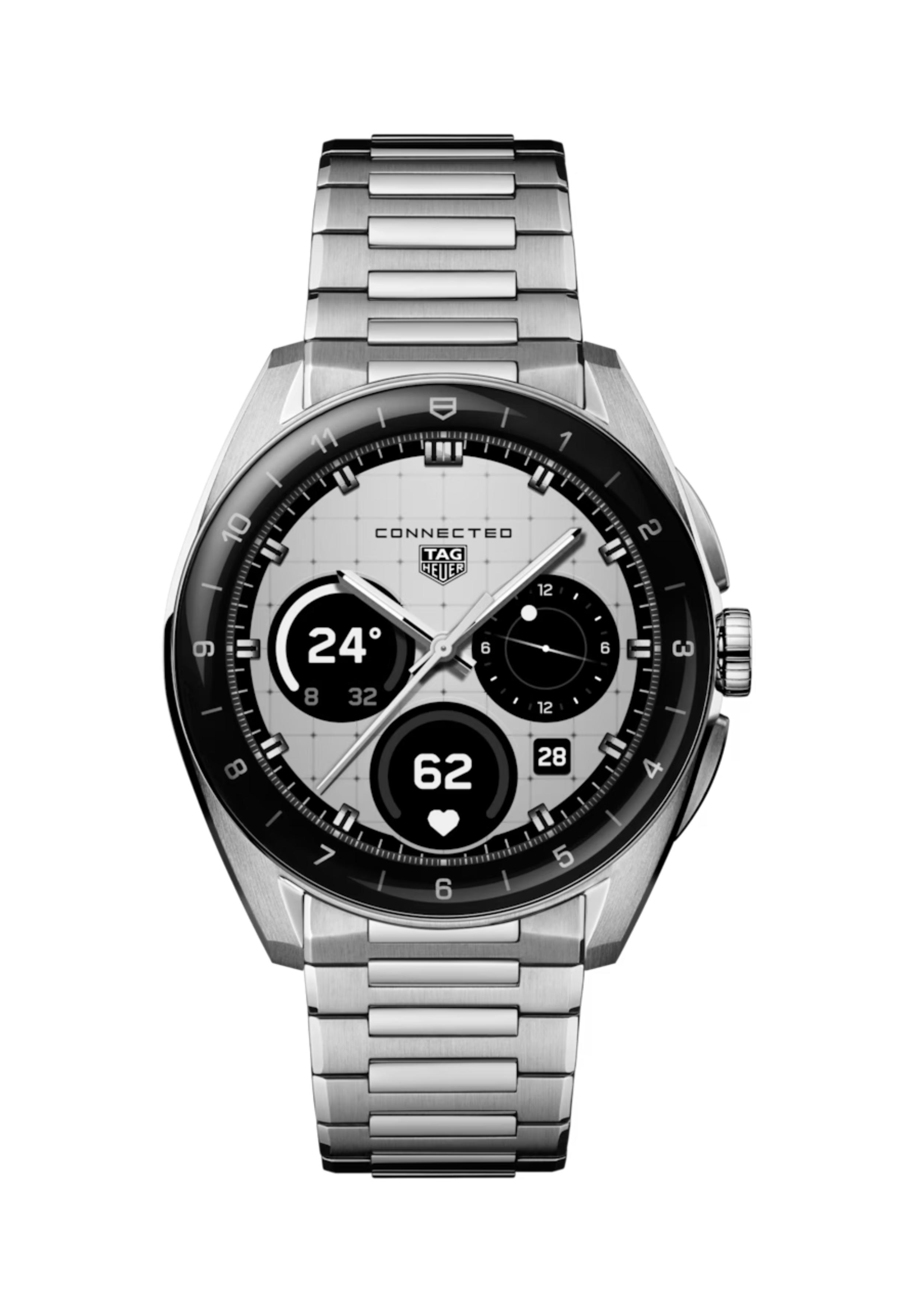 Deze TAG Heuer smartwatch behoort tot de Connected Calibre E5 collectie.
Referentienummer: SBT8010.BA0002

Het TAG Heuer Connected Caliber E5, nu in een verfijnd formaat van 40 mm, combineert naadloos de horloge-expertise van het Huis met de allernieuwste digitale technologie. Dit model is ontworpen om elk moment van de dag naar een hoger niveau te tillen en biedt een harmonieuze combinatie van stijl en geavanceerde prestaties.

Dit TAG Heuer Connected horloge van 40 mm heeft een stalen kast met een koepelvormig saffierglas met elegante grijze en zilveren markeringen. Het ontwerp integreert een zilveren stalen kroon op 3 uur, samen met stalen drukknoppen op 2 en 4 uur. De stalen armband zorgt voor een naadloze en comfortabele pasvorm.

Ervaar het eerste TAG Heuer -besturingssysteem, een eigen gebruikerservaring en interface die volledig intern is ontwikkeld en een vloeiende en meeslepende TAG Heuer ervaring biedt. Geniet van een langere levensduur van de batterij met maximaal 2 dagen in de energiebesparende modus. Snel opladen biedt tot een dag autonomie in slechts 30 minuten.

Dit horloge biedt uitgebreide wellness , waaronder slaapregistratie (deze functie zal later deze winter beschikbaar zijn), SpO2-monitoring, ademhalingsanalyse en metingen van hartslagvariabiliteit. Uiterst nauwkeurige activiteitsregistratie voor sport omvat hartslagmeting, de beste GPS in zijn klasse en een hoogtemeter.