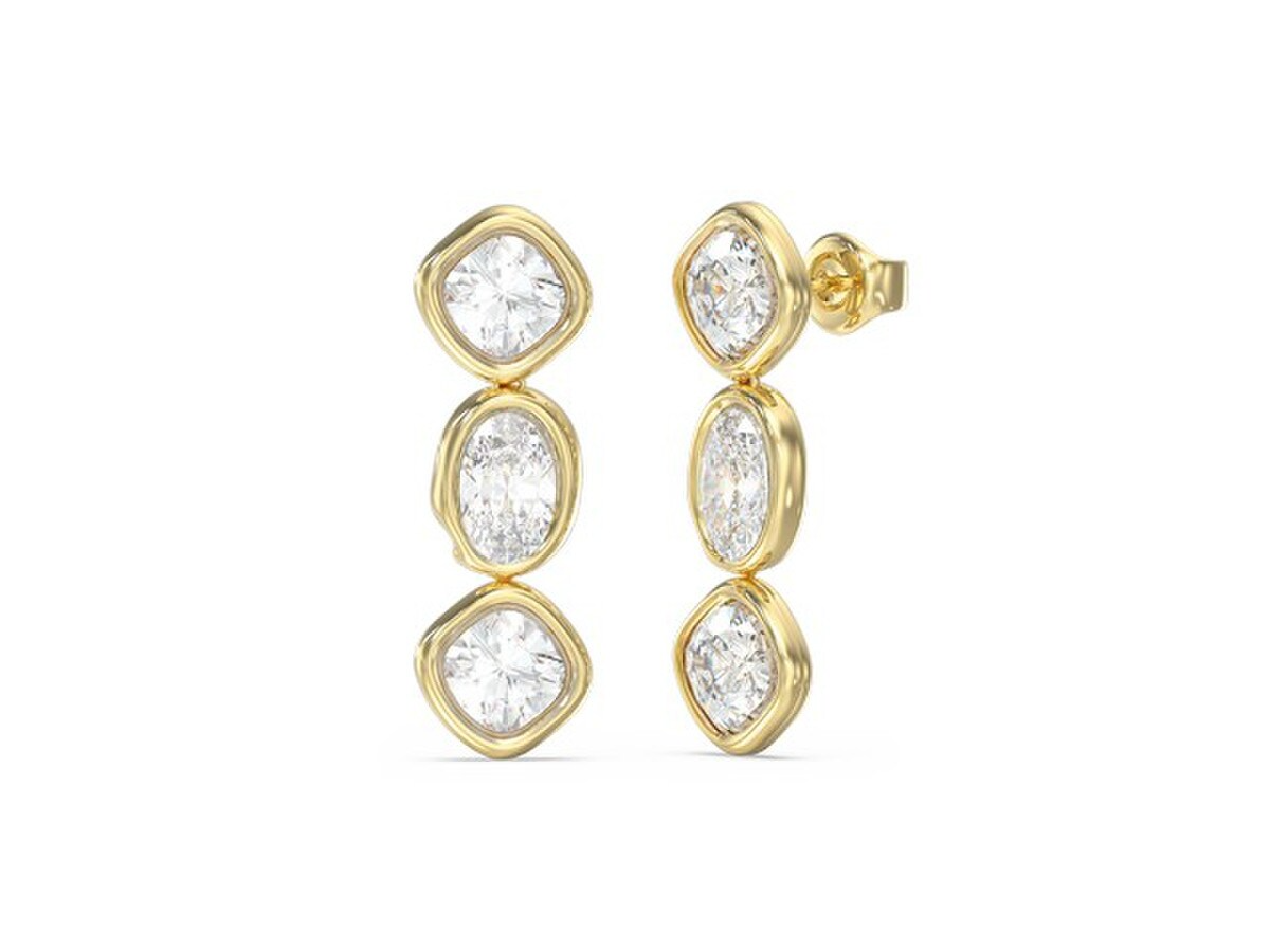 De Guess Jewellery oorbellen, modelnummer JUBE05312JWYGT-U, zijn stijlvolle oorknopjes. Perfect voor zowel dagelijks gebruik als speciale gelegenheden. Deze elegante studs completeren elke outfit en zorgen voor een verfijnde uitstraling. Draag ze met je favoriete jurk voor een avondje uit of om je alledaagse look te verfraaien.