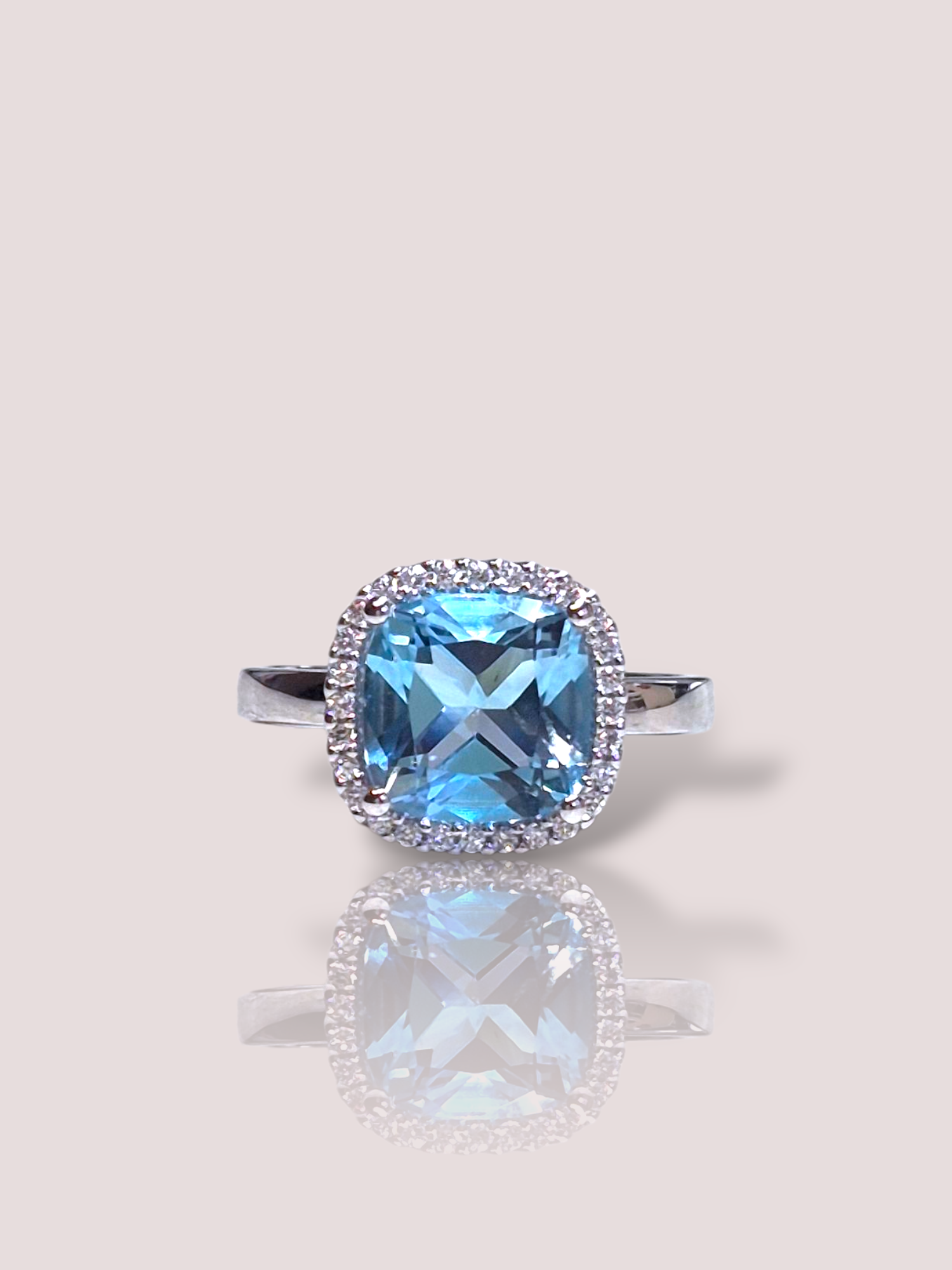 Deze House of Bruens blauwe Topaas & Diamanten ring in 14k wit goud is een elegante toevoeging aan elke sieradencollectie. Het schittert door de combinatie van blauw topaas en fonkelende diamanten. Perfect voor speciale gelegenheden of dagelijks gebruik. Draag deze ring solo voor een verfijnde look of combineer met andere sieraden voor extra glamour. Een tijdloos en veelzijdig accessoire.