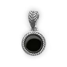 De Silk hanger model SLK681BON.1 is een verfijnde zwarte charme hanger gemaakt van zilver, met een ronde vorm en een diameter van 14 mm. Perfect om elke ketting te verfraaien, voor een elegante touch bij elke gelegenheid. Draag hem solo of samen met andere sieraden voor een gepersonaliseerde look.