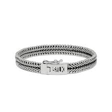 De SLK235.21 armband, straalt elegantie uit. Deze zilverkleurige fantasiearmband is gemaakt van hoogwaardig zilver en is 9 mm breed. Met een polsomtrek van 21 cm en een bakslot als sluiting, biedt hij stijl en comfort. Ideaal om te dragen bij zowel casual als formele gelegenheden voor een stijlvolle touch.