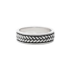 De 130.20 ring van ons ongedefinieerd merk is een stijlvolle toevoeging aan uw sieradencollectie. Deze ring is gemaakt van hoogwaardig zilver perfect voor een elegante uitstraling. Draag deze opvallende ring op zichzelf of combineer met andere sieraden voor een gelaagde look. Ideaal voor elke speciale gelegenheid.