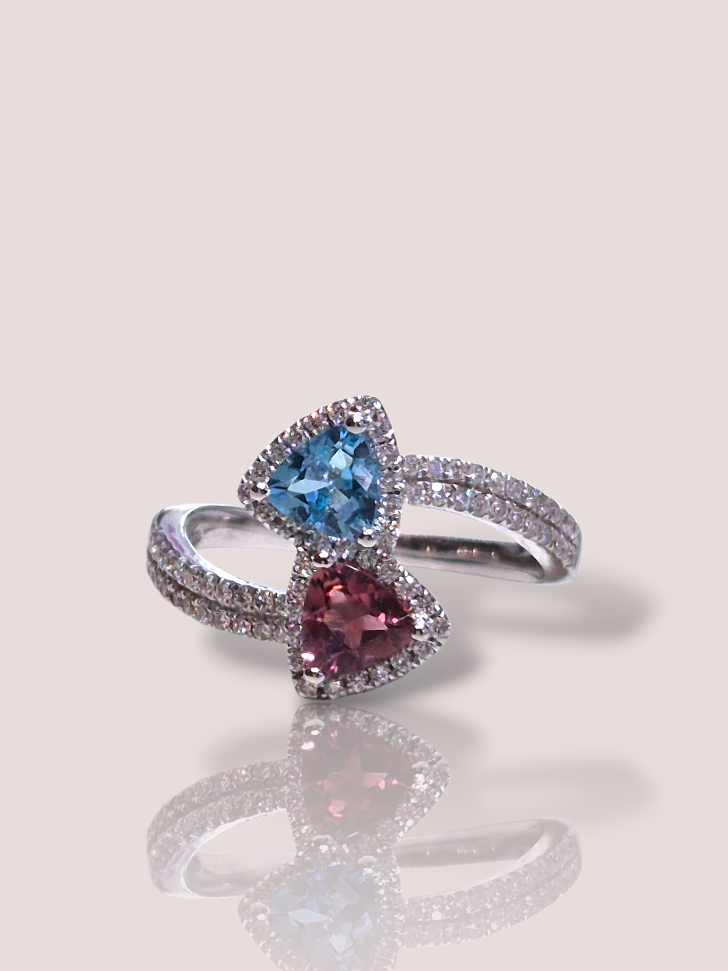 De 14k witgouden ring straalt verfijning uit met zijn adembenemende topaas, toermalijn en diamanten. Deze sierlijke ring, is perfect voor speciale gelegenheden of om een dagelijkse outfit elegantie te geven. Draag hem als een statementstuk aan je ringvinger om je look te verrijken.

De ring bevat prachtige witte diamanten van in totaal 0,30ct. En een roze toermalijn van 0,36ct en een blauwe topaas vna 0,42ct.