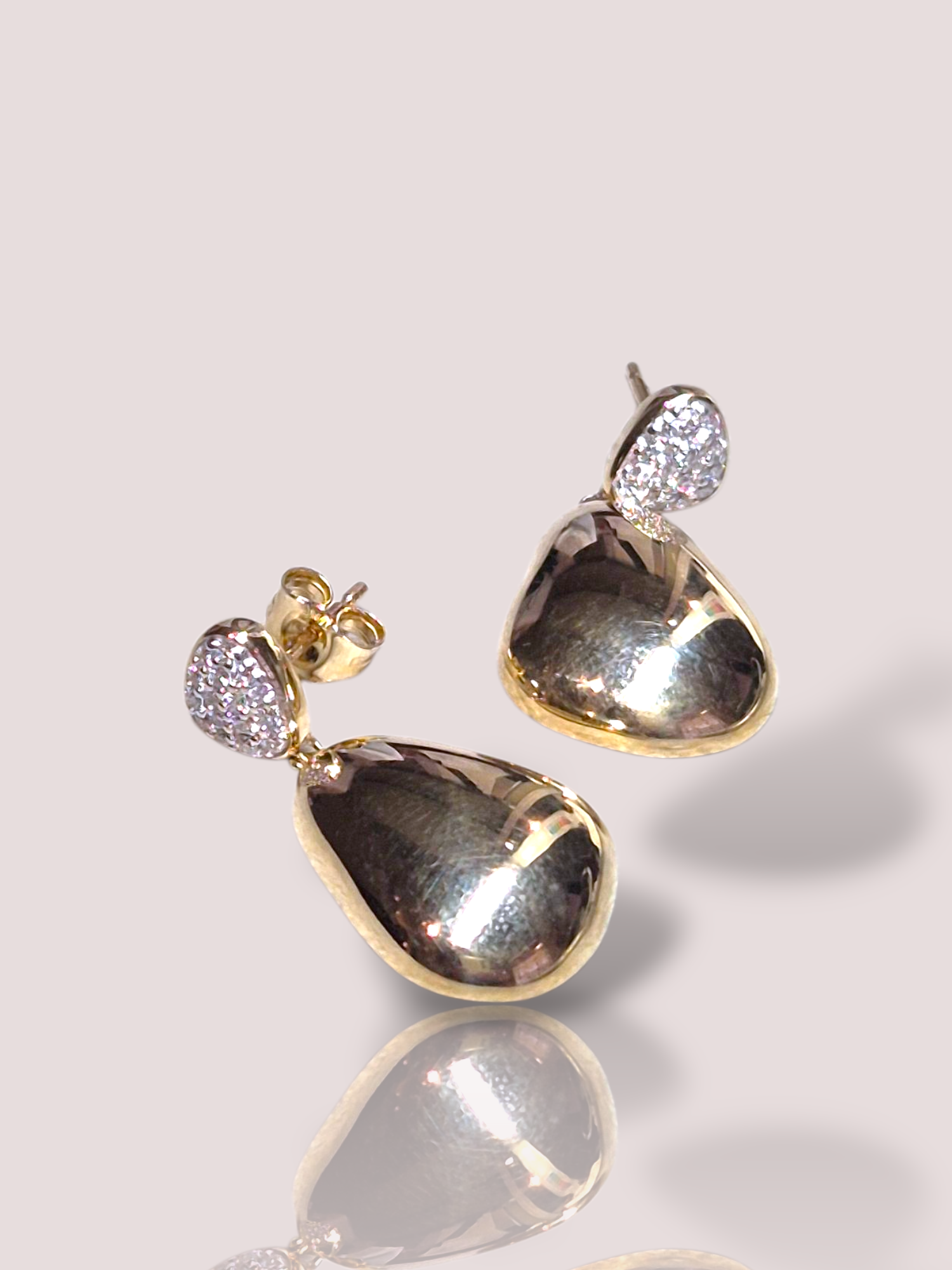 De House of Bruens Organische Design oorhangers Diamant zijn prachtige geelgouden oorbellen van 14-karaat met een fantasievorm. Ze wegen 8 gram en hebben een breedte van 13 mm. De oorhangers zijn bezet met briljantgeslepen diamanten van 0.20 karaat, SI1 zuiverheid en G-kleur. Perfect voor elegante gelegenheden en dagelijks gebruik.