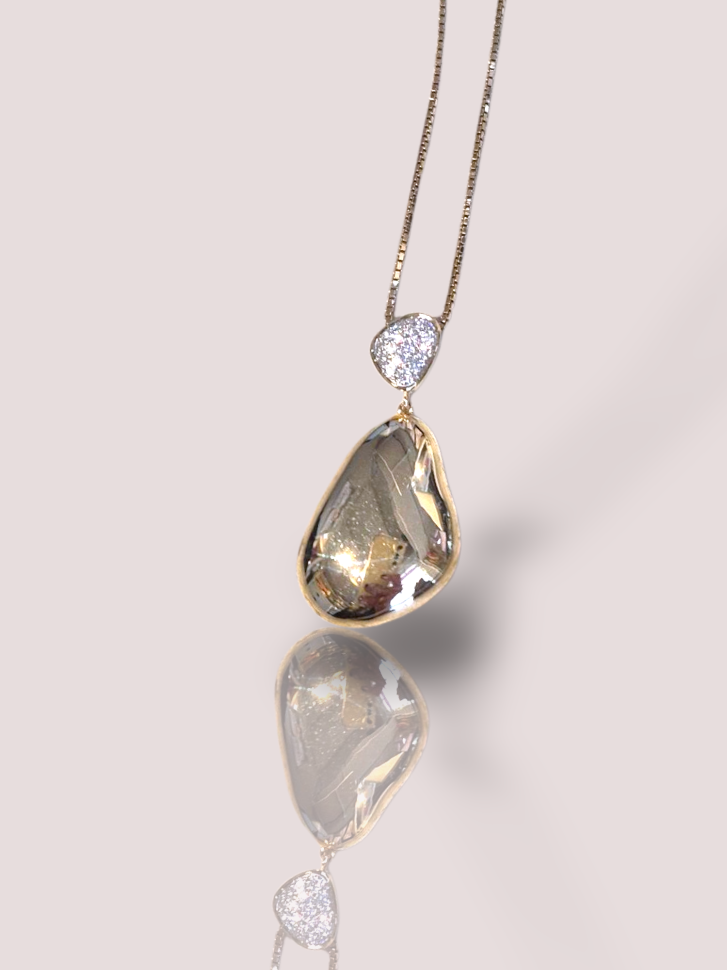 De House of Bruens 14k geelgouden organisch design diamanthanger, is een prachtige, nieuwe hanger gemaakt van 14 karaat goud. Het bevat een briljantgeslepen diamant van 0,20 karaat, met SI1 zuiverheid en G-kleur. Deze fantasie-vormige hanger is perfect om dagelijks als een elegant statement te dragen. Gewicht: 6 gram, breedte: 16 mm.

Bij deze hanger hebben wij ook bijpassende oorbellen.