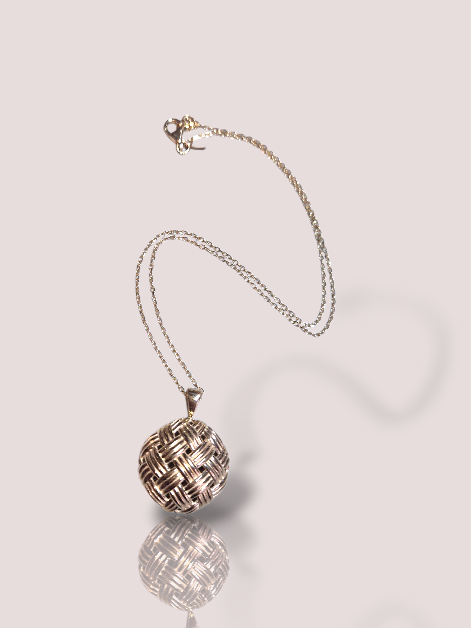 De Matteklopper hanger met collier van 14k geel goud is een elegante ketting van 7 gram. Kenmerkend zijn de prachtige koepelvormige hanger met glanzende afwerking en een breedte van 23 mm. Ideaal voor dagelijks gebruik of feestelijke gelegenheden. Draag hem als statement stuk of combineer met andere kettingen voor een gelaagde look.

Bij het collier hebben wij ook bijpassende oorbellen en een bijpassende ring.