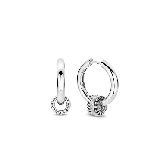 Tijdloze elegantie ontmoet moderne speelsheid in deze charismatische TI SENTO Silver Hoop Earrings 7981ZI. Gemaakt van 925 sterling zilver en verzilverd om ze stralend en beschermd tegen krassen te houden, hebben deze klassieke hoepels een betoverende charme met een ontwerp van drie in elkaar verstrengelde hoepels. Eén hoepel glanst in de koele schittering van zilver, terwijl de centrale ring schittert met een pave van cubic zirconia. Deze veelzijdige oorbellen bieden een vleugje speelse verfijning, perfect om elke outfit te verfraaien. De combinatie van klassieke hoepels en het moderne charm ontwerp maakt ze ideaal voor zowel dagelijks gebruik als speciale gelegenheden. Draag deze hoepel oorbellen solo voor een vleugje ingetogen elegantie, of combineer ze met andere TI SENTO-stukken om een gepersonaliseerde look te creëren die je individuele stijl weerspiegelt. Met zorg vervaardigd voor gevoelige huid, zorgen deze nikkelvrije en hypoallergene oorbellen voor langdurig comfort en kwaliteit.