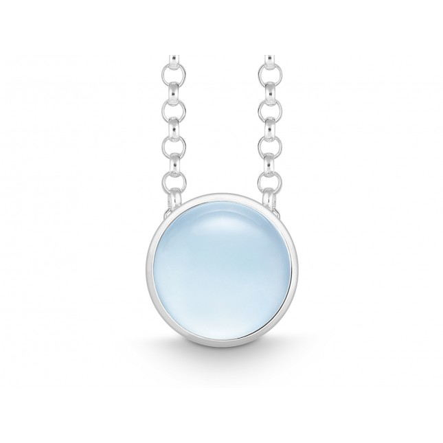Een 925/1000 zilveren collier waaraan een hanger met blauwe topaas cabuchon geslepen.