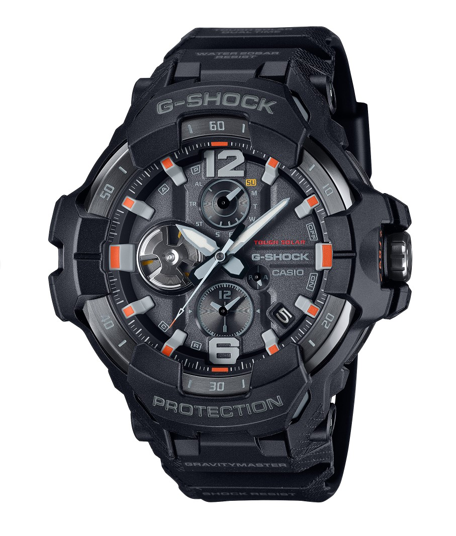 Wat je ook doet, waar je ook bent, de G-SHOCK Master of G-serie staat achter je. Deze serie is gebaseerd op GRAVITYMASTER-, MUDMASTER- en MUDMAN-modellen die topprestaties leveren in zware omstandigheden in de lucht en op het land, en is voorzien van een zwarte horlogekast die stoerheid symboliseert, met accenten in levendige noodkleuren die staan voor de wereld van professionals die betrokken zijn bij reddingsacties en andere levensreddende missies. Het naadloze exterieurontwerp van de GRAVITYMASTER GR-B300EC laat een organische vorm zien die is geïnspireerd door de allernieuwste vliegtuigen. De Carbon Core Guard-structuur en de brede 3D-wijzerplaat zorgen voor duurzaamheid, afleesbaarheid en een comfortabele pasvorm. Profiteer ook van alle praktische functies, waaronder weergave van de tijd in twee steden, een functie voor het vastleggen van afgelegde routes en meer.