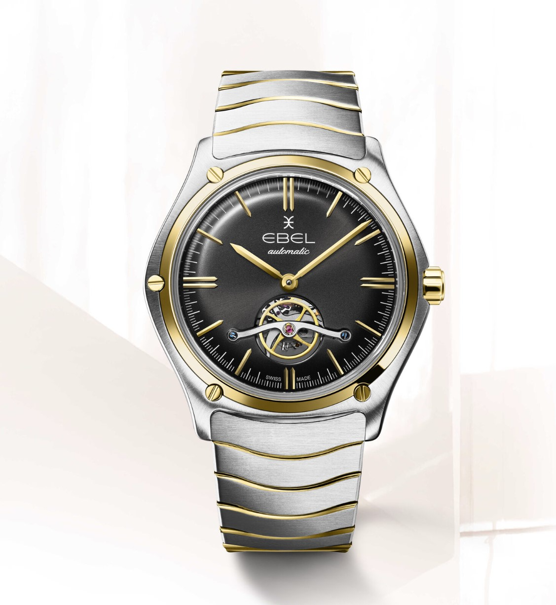 EBEL Sport Classic herenhorloge, kast van roestvrij staal en 18K geelgoud, Ø 42 mm, de balans is zichtbaar door de zwarte galvanische wijzerplaat, saffierglas met antireflectiebehandeling aan de onderkant, saffierglas aan de achterkant, tweekleurige roestvrijstalen golfschakelband met vouwsluiting, Zwitsers automatisch uurwerk, waterbestendig tot 5 bar.