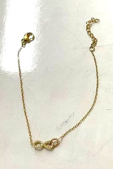 De Day & Eve collier Sparkly Infinity Necklace model N56390-2 is een prachtige toevoeging aan elke sieradencollectie. Met een lengte van 42 + 6 cm is deze halsketting perfect voor zowel dagelijkse als feestelijke gelegenheden. Draag het op een eenvoudige blouse of een elegante avondjurk voor een verfijnde look die straalt. Ideaal voor elke gelegenheid!