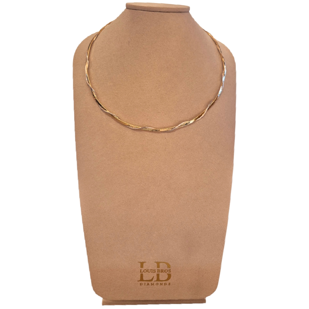 Dit stijlvolle omega collier is vervaardigd uit 14 karaat goud (14. gr) en uitgevoerd in een elegante bicolor combinatie van geelgoud en witgoud. Het collier bestaat uit soepel vallende schakels die prachtig rond de hals aansluiten en een luxueuze, moderne uitstraling geven.

De gedraaide vorm, waarbij het geelgouden en witgouden deel elkaar subtiel omarmen, zorgt voor een verfijnde balans tussen klassiek en eigentijds design. Dit maakt het sieraad perfect geschikt voor zowel dagelijks gebruik als voor speciale gelegenheden.

Kenmerken:

Materiaal: 14 karaat goud (geelgoud & witgoud)

Type: Omega collier

Kleur: Bicolor

Doelgroep: Dames

Stijl: Elegant, tijdloos en modern

Bijzonderheden:
Dankzij de combinatie van twee goudkleuren is dit collier uitstekend te combineren met zowel geelgouden als witgouden sieraden. Het gladde, glanzende oppervlak vangt het licht op een schitterende manier, waardoor het collier een echte eyecatcher is.
Het collier is verkrijgbaar in verschillende lengtes.