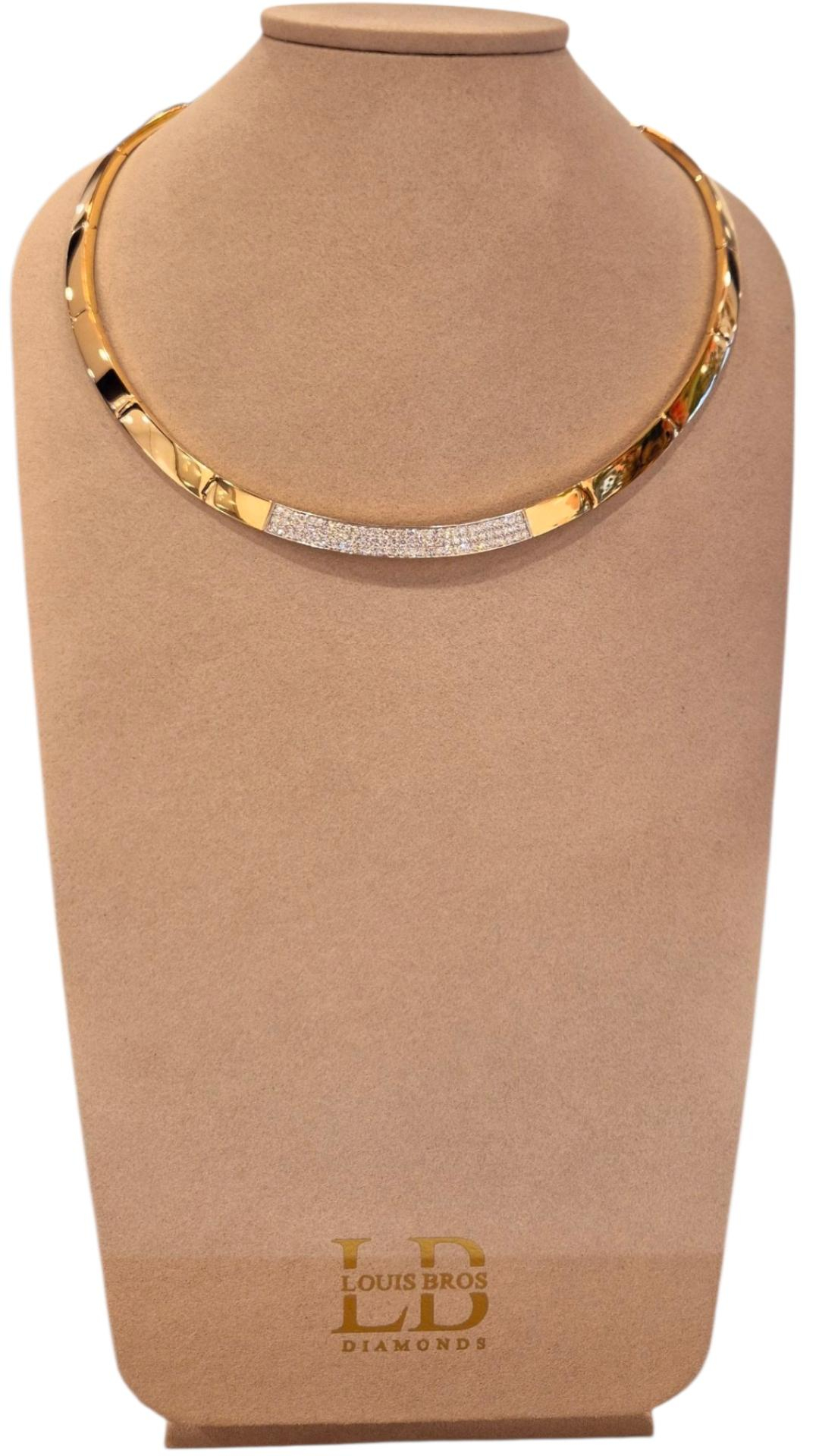 Laat je omhullen door pure luxe met dit verfijnde omega collier, vervaardigd uit 14 karaat geelgoud (44.52 gr). Het stevige, stijlvolle ontwerp vormt prachtig rond de hals en straalt kracht en elegantie uit. Centraal in dit meesterlijke sieraad schittert een witgouden accent, bezet met fonkelende diamanten – een subtiel contrast dat de aandacht grijpt en de schoonheid van het collier naar een hoger niveau tilt.

Met zijn chique uitstraling en perfecte afwerking is dit collier een echte eyecatcher. Of het nu gedragen wordt bij een gala, een speciale gelegenheid of als statement piece bij een minimalistische outfit, dit collier maakt gegarandeerd indruk.

Kenmerken:

Materiaal: 14 karaat geelgoud met witgouden middenstuk

Edelstenen: Diamanten

Stijl: Luxe, chic, opvallend

Type: Omega collier – stevig en elegant vallend rond de hals

Een schitterende keuze voor wie houdt van klasse en exclusiviteit