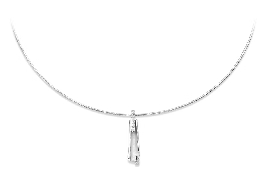 De Mathisse Zilveren Hanger H866 is een elegante zilverkleurige hanger, gemaakt van nikkelvrij 925 sterling zilver. Combineer deze hanger met een bijpassende zilveren ketting voor een complete look. Halsketting op de foto is niet inbegrepen.  Geschikt voor dagelijks gebruik of speciale gelegenheden.