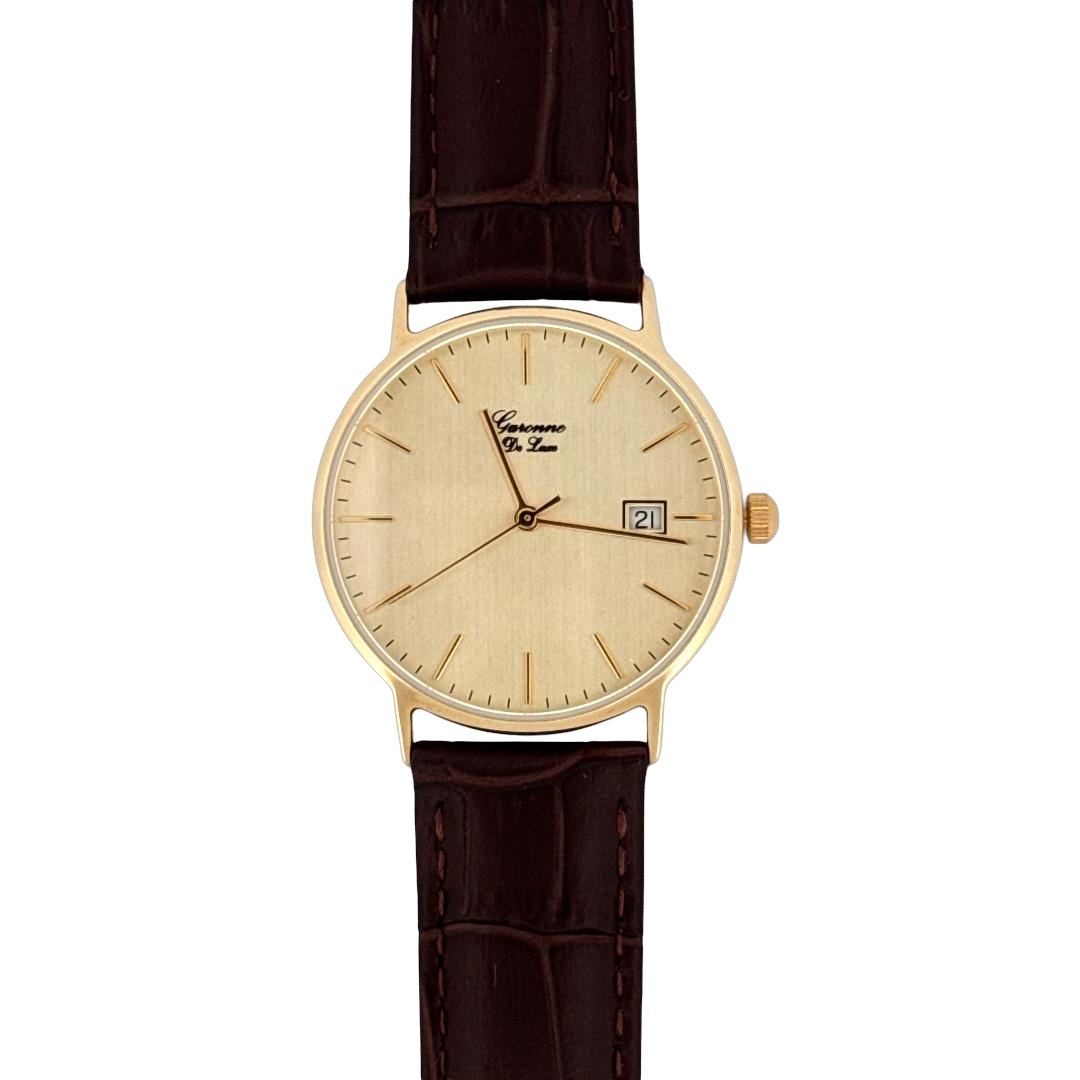 De Garonne de Luxe Horloge 14k geelgoud, combineert elegantie met functionaliteit. Met een gouden kast van 33 mm, bruine lederen band en saffierglas straalt het luxe uit. Uitgerust met een Zwitsers quartz uurwerk en datumaanduiding. Draag deze analoge polshorloge bij formele gelegenheden voor een verfijnde uitstraling.