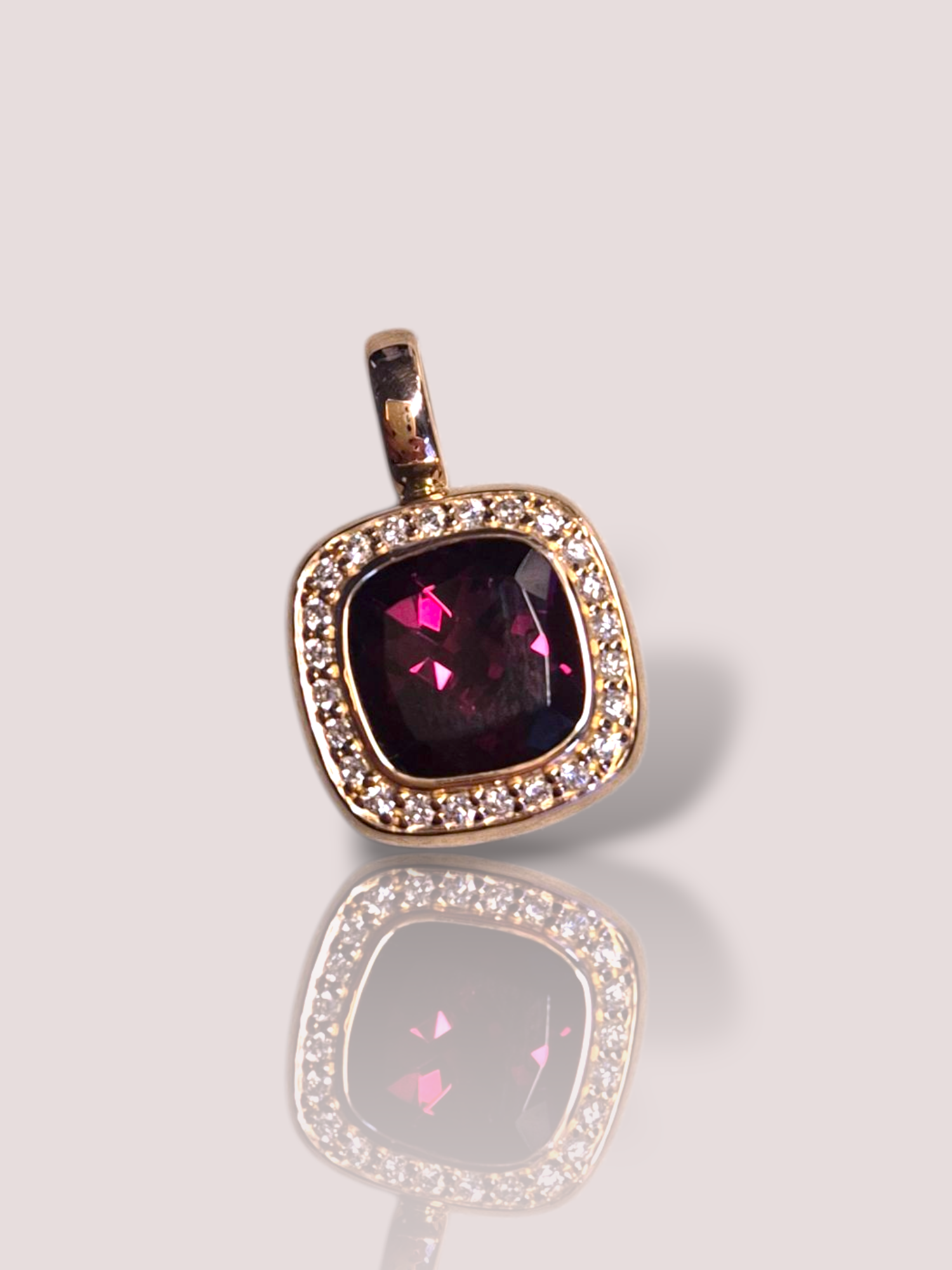 De House of Bruens Rhodoliet & Diamant rose gouden hanger is een schitterend sieraad met een vierkante vorm. Gemaakt van 14K rose goud, en verfraaid met diamanten van 0.14 karaat in briljant slijpvorm, zuiverheid SI1 en kleur H. Perfect om dagelijks te dragen of voor speciale gelegenheden. Draag deze hanger als een verfijnd accent bij elke outfit.
