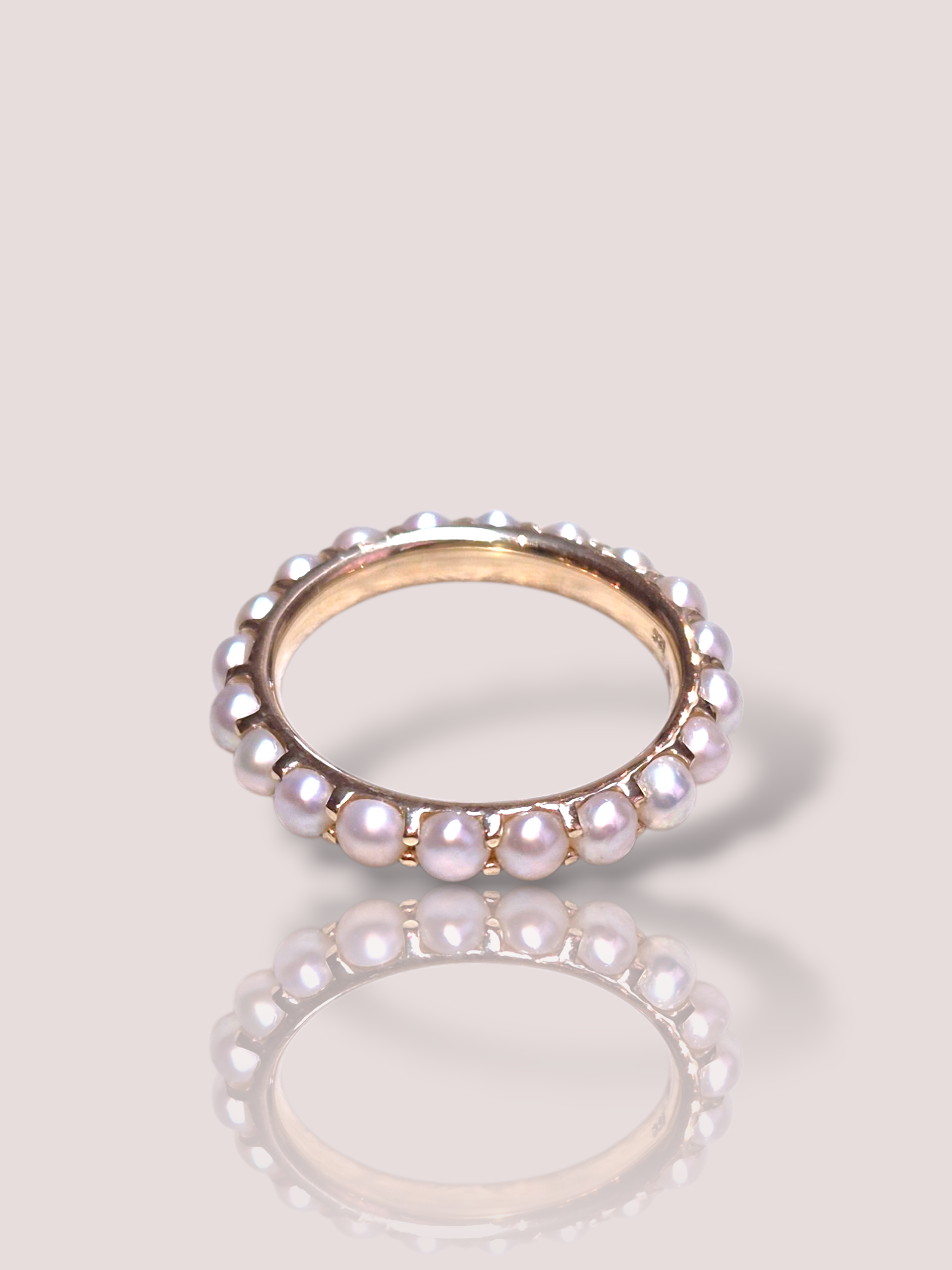 De Zoetwaterparel Alliance ring, is een verfijnd sieraad van 14k goud. Het is ontworpen als een elegante ring die de schoonheid van een parel benadrukt. Draag deze ring solo voor een subtiele, klassieke uitstraling, of combineer met andere gouden sieraden voor een gelaagde, eigentijdse look. Perfect voor elke gelegenheid.