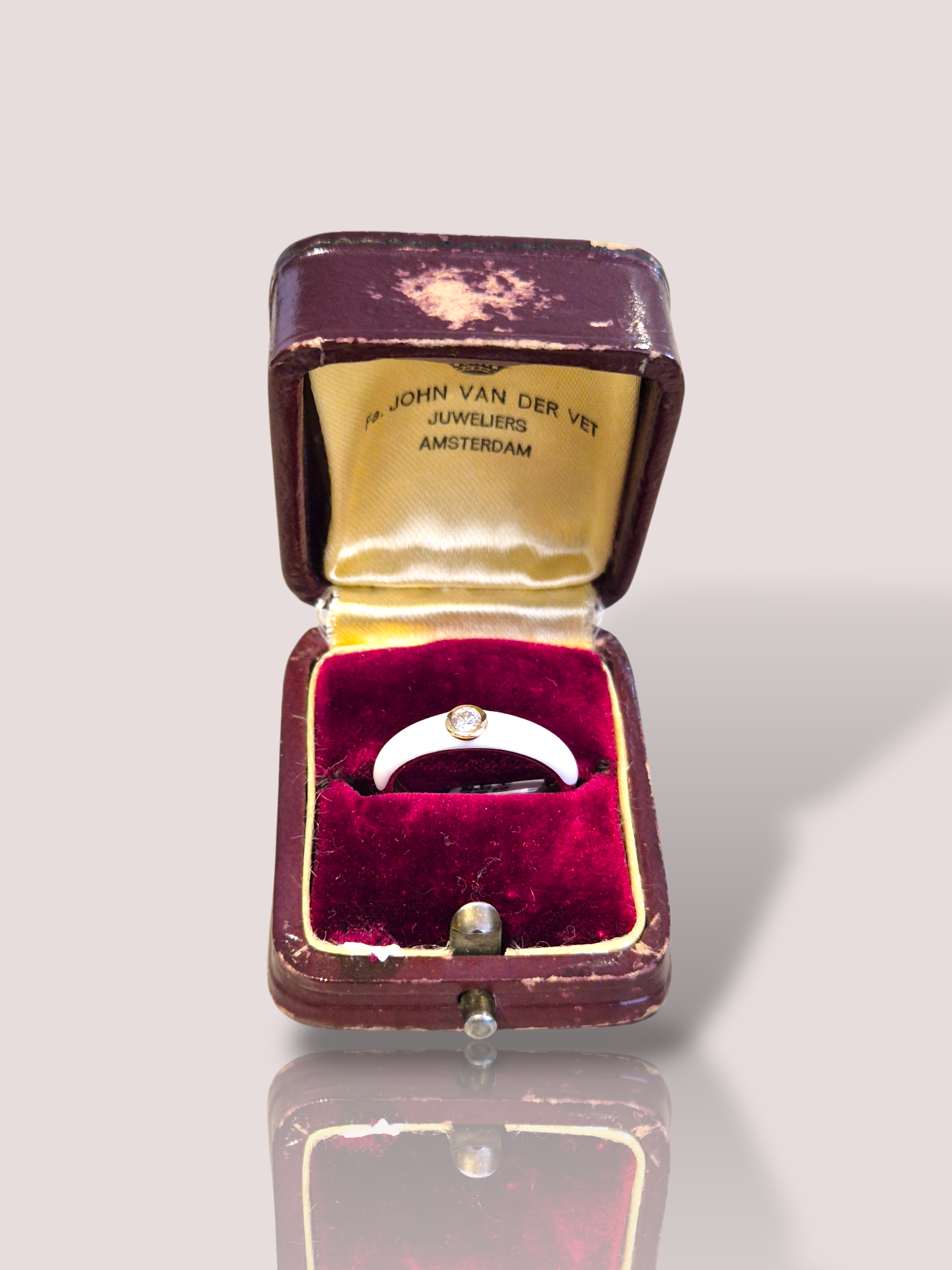 De House of Bruens 14k geel gouden ring met modelnummer 60023884 beschikt over een prachtig geëmailleerd ontwerp en een schitterende diamant. Ideaal voor zowel casual als formele gelegenheden. Draag deze elegante ring solo voor een subtiele look of combineer met andere sieraden voor extra glamour. Perfect voor iedere juwelenliefhebber. Kwaliteitscategorie: JEWEL, Type: RING.