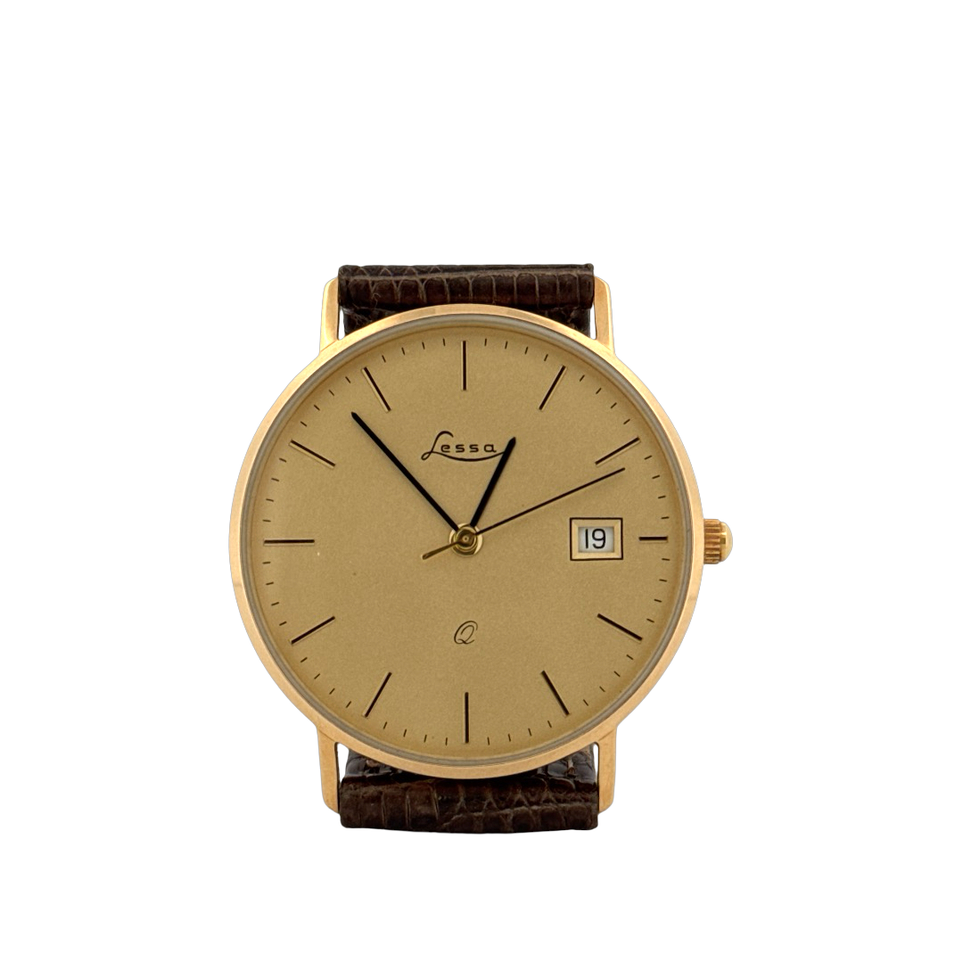 De Lessa Horloge 14krt Geelgoud 55GL is een elegante dameshorloge met een gouden ronde kast van saffierglas, een bruine lederen band, en analoge Zwitserse quartz uurwerk. Voorzien van een datumfunctie en gestreepte wijzerplaat. Ideaal voor zowel formele als casual gelegenheden. Draag het met gouden sieraden voor een verfijnde uitstraling.